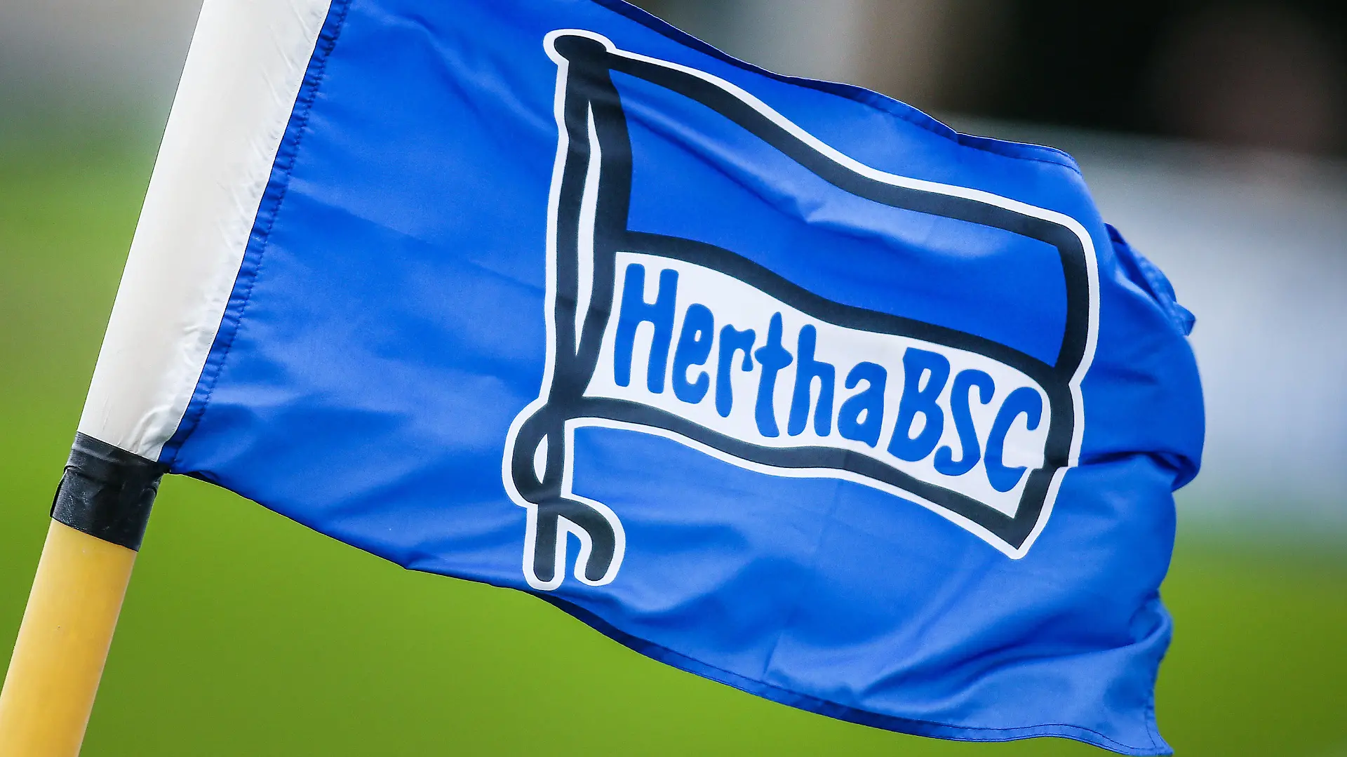 ARCHIV - 11.02.2020, Berlin: Fußball: Bundesliga, Training Hertha BSC, Hertha-Trainingsgelände. Fahne von Hertha BSC weht im Wind. Hertha BSC muss nach der Corona-Quarantäne der gesamten Mannschaft im Kampf gegen Abstieg aus der Bundesliga sechs Spiele in 20 Tagen absolvieren. (zu dpa "Hertha nach Quarantäne mit sechs Spielen in 20 Tagen") Foto: Andreas Gora/dpa +++ dpa-Bildfunk +++