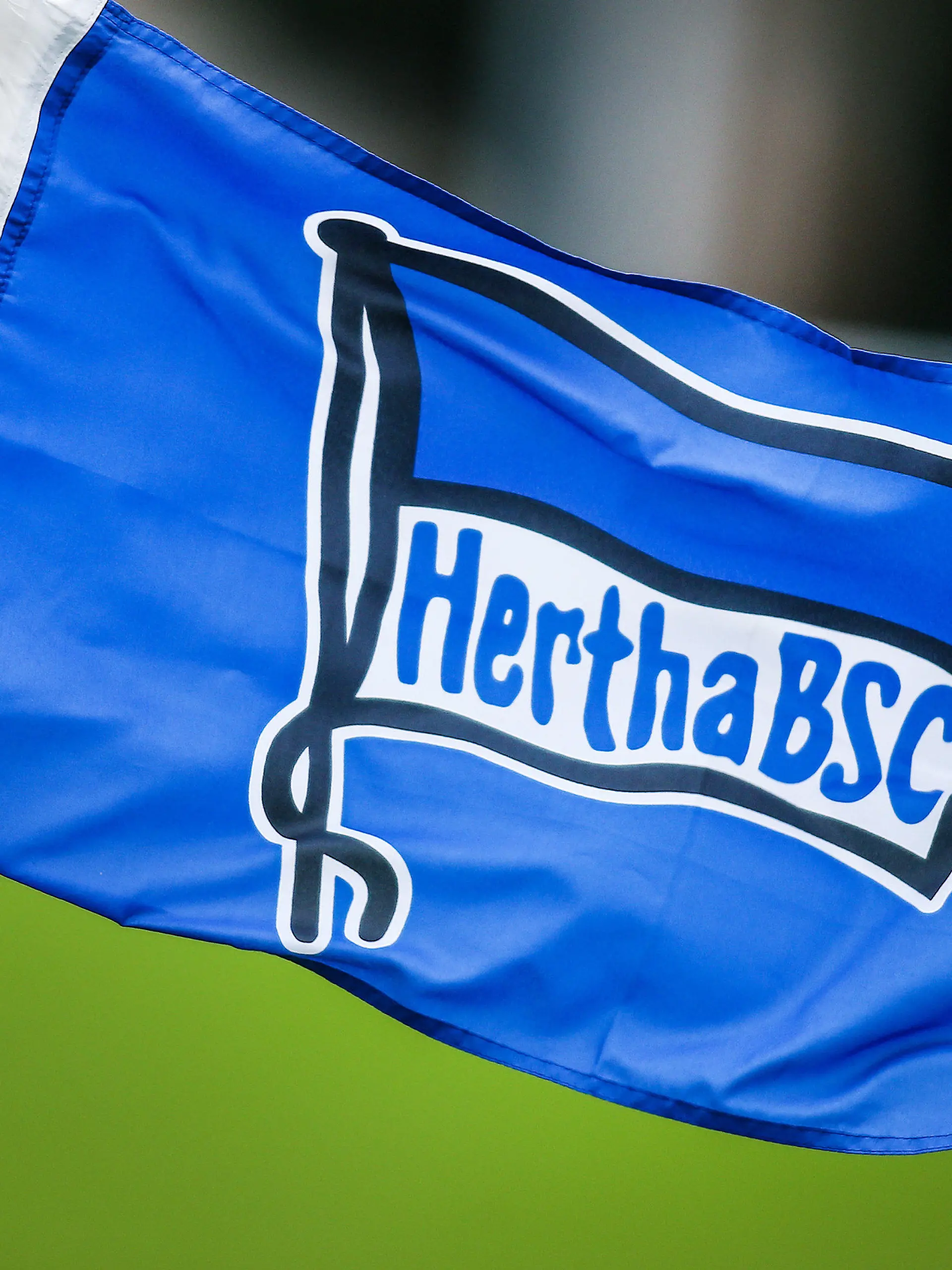 ARCHIV - 11.02.2020, Berlin: Fußball: Bundesliga, Training Hertha BSC, Hertha-Trainingsgelände. Fahne von Hertha BSC weht im Wind. Hertha BSC muss nach der Corona-Quarantäne der gesamten Mannschaft im Kampf gegen Abstieg aus der Bundesliga sechs Spiele in 20 Tagen absolvieren. (zu dpa "Hertha nach Quarantäne mit sechs Spielen in 20 Tagen") Foto: Andreas Gora/dpa +++ dpa-Bildfunk +++