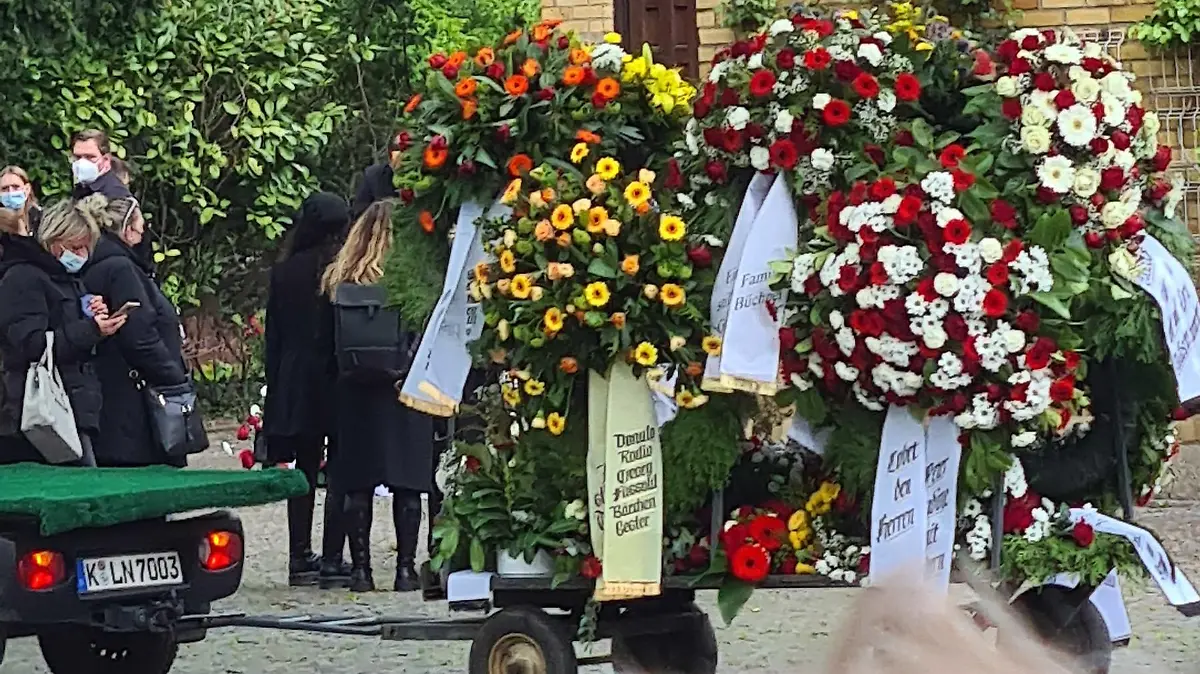 Blumen-Gestecke bei der Beerdigung von Willi Herren