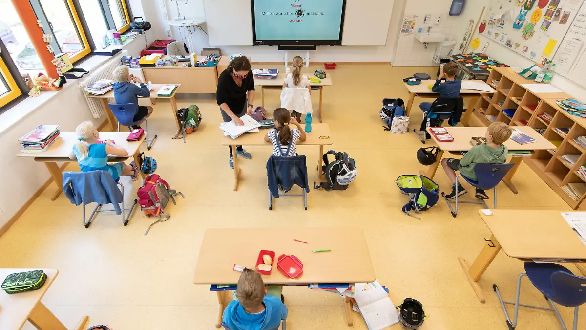 ARCHIV - 19.06.2020, Niedersachsen, Osnabrück: Lehrerin Melanie Ploppa unterrichtet Schüler einer Grundschule, die in ihrer Schulklasse sitzen. Das niedersächsische Kultusministerium will trotz der Corona-Epidemie den Schulunterricht nach den Sommerferien so normal wie möglich wieder aufnehmen. Foto: Friso Gentsch/dpa +++ dpa-Bildfunk +++