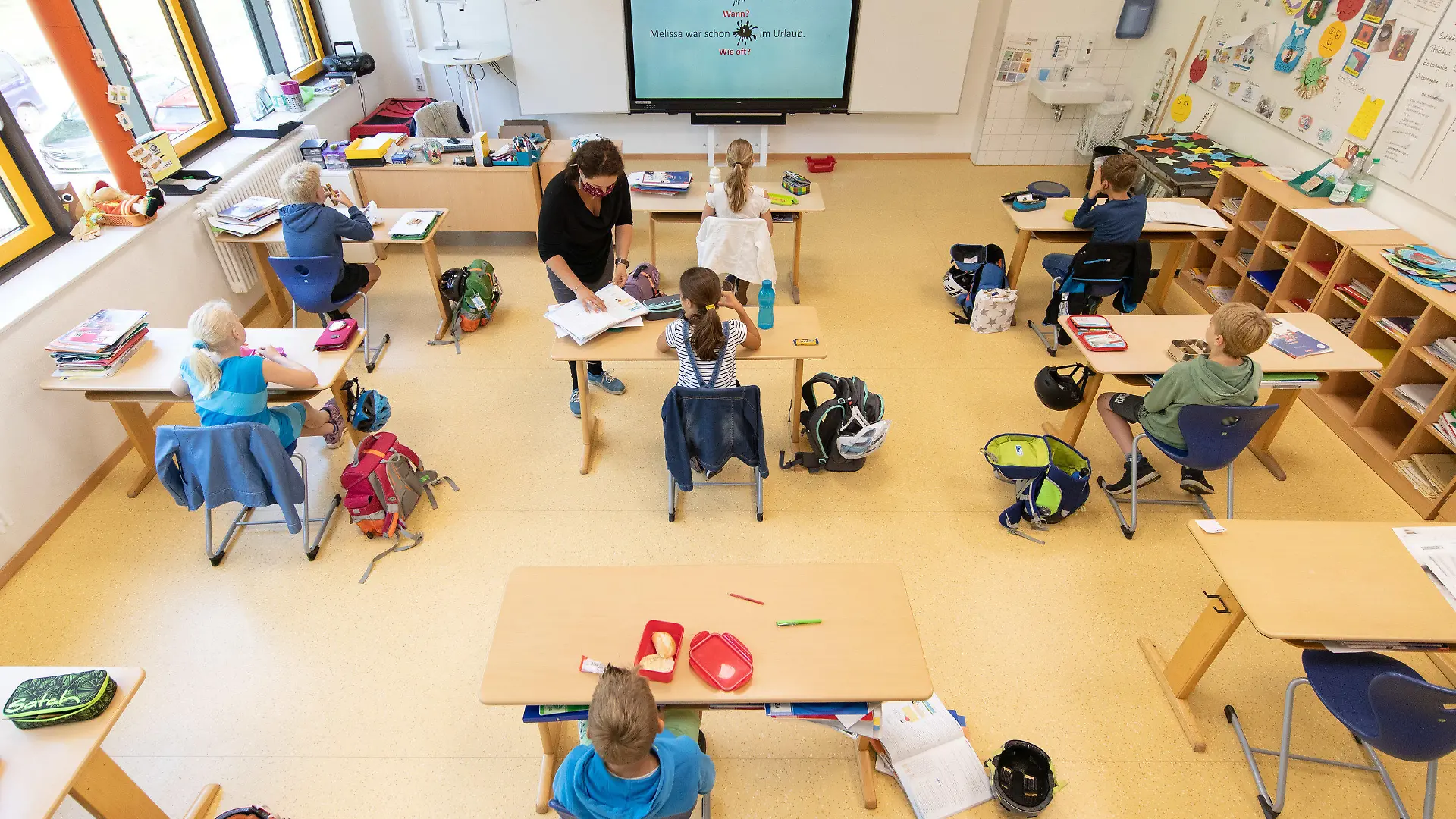 ARCHIV - 19.06.2020, Niedersachsen, Osnabrück: Lehrerin Melanie Ploppa unterrichtet Schüler einer Grundschule, die in ihrer Schulklasse sitzen. Das niedersächsische Kultusministerium will trotz der Corona-Epidemie den Schulunterricht nach den Sommerferien so normal wie möglich wieder aufnehmen. Foto: Friso Gentsch/dpa +++ dpa-Bildfunk +++