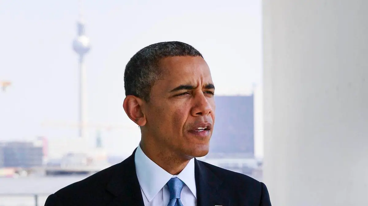 ARCHIV - HANDOUT - US Präsident Barack Obama (l) unterhält sich mit Bundeskanzlerin Angela Merkel (CDU) am 19.06.2013 auf dem Dach des Kanzleramtes in Berlin. US-Präsident Barack Obama wird überraschend noch einmal Deutschland besuchen. Das Weiße Haus teilte am Dienstag in Washington mit, der scheidende Präsident werde am 16. November aus Athen nach Berlin kommen und am 18. November zu einem Gipfel ins peruanische Lima weiterreisen. Foto: Steffen Kugler/Bundespresseamt/dpa (zu dpa «US-Präsident Obama kommt im November noch einmal nach Deutschland» vom 25.10.2016 - ACHTUNG nur zur redaktionellen Verwendung bei Nennung der Quelle «Steffen Kugler/Bundespresseamt/dpa»)) +++(c) dpa - Bildfunk+++