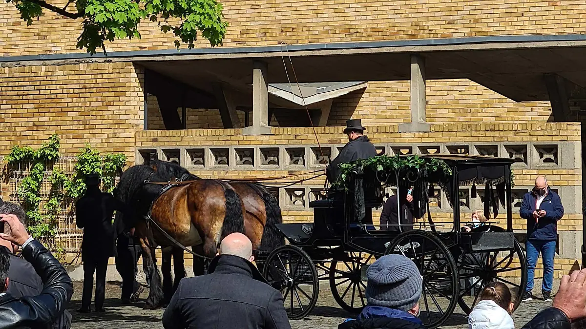 Eine Pferdekutsche transportiert Willi Herrens Sarg
