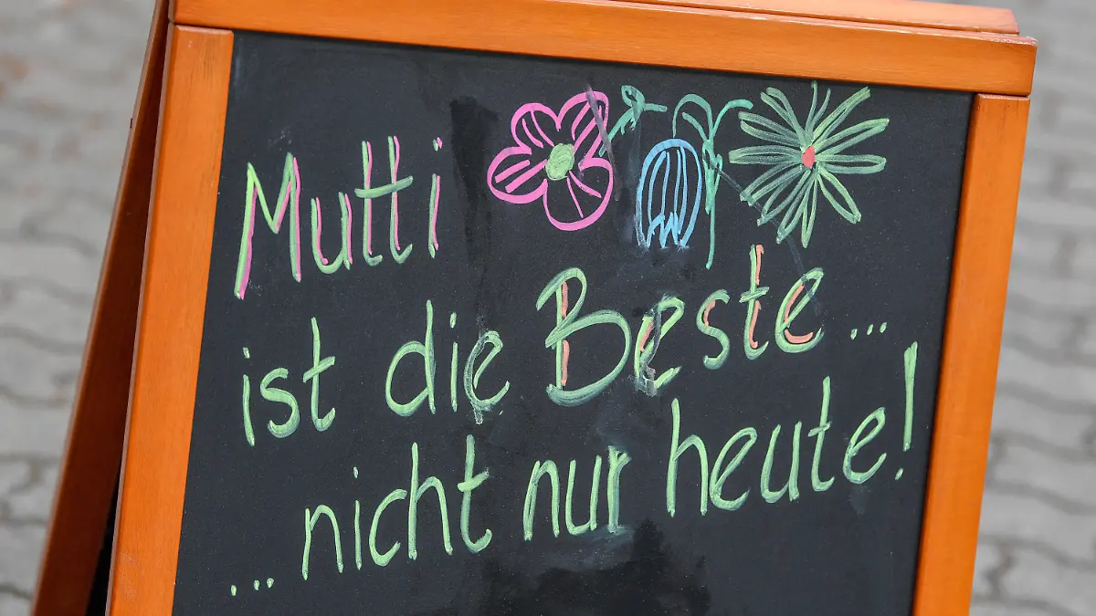 ARCHIV - 14.05.2019, Brandenburg, Bagenz: Ein Schild mit der Aufschrift «Mutti ist die Beste... ...nicht nur heute!» steht anlässlich des Muttertages vor einer Gaststätte. (zum Muttertag 2020) Foto: Patrick Pleul/dpa-Zentralbild/ZB +++ dpa-Bildfunk +++