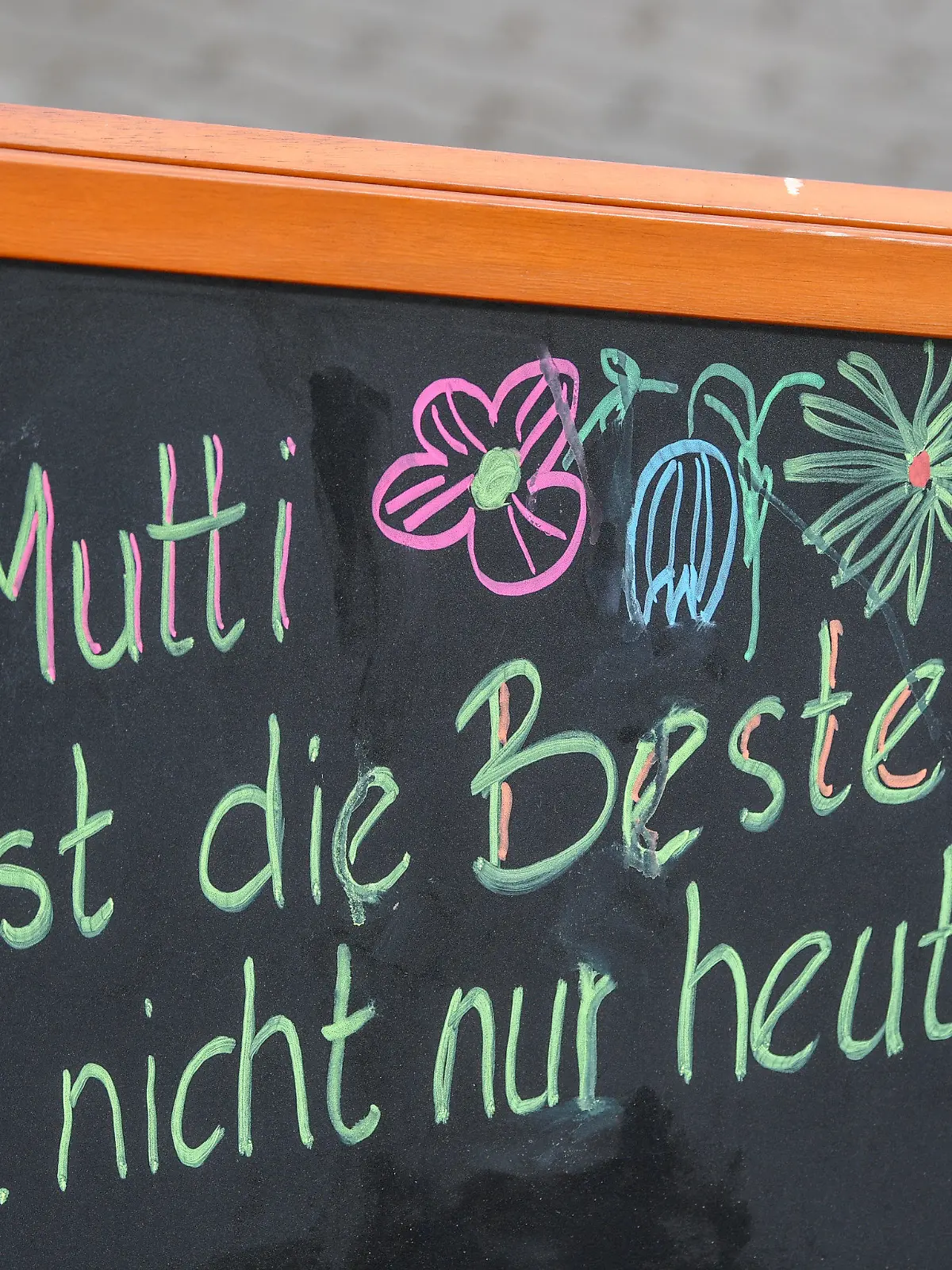 ARCHIV - 14.05.2019, Brandenburg, Bagenz: Ein Schild mit der Aufschrift «Mutti ist die Beste... ...nicht nur heute!» steht anlässlich des Muttertages vor einer Gaststätte. (zum Muttertag 2020) Foto: Patrick Pleul/dpa-Zentralbild/ZB +++ dpa-Bildfunk +++