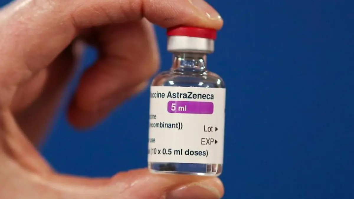 Eine Ampulle des Corona-Impfstoffs des Pharmakonzerns Astrazeneca