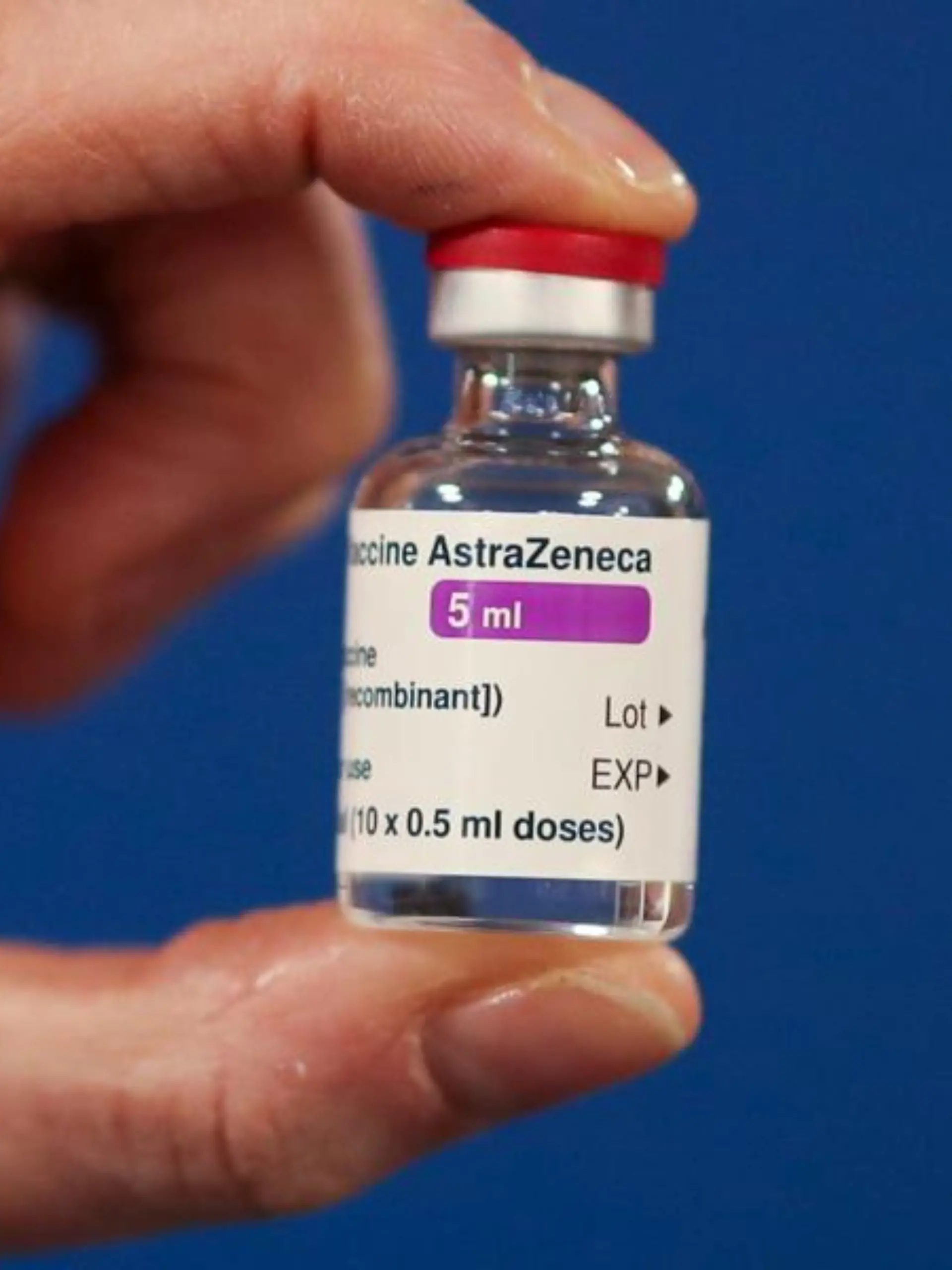 Eine Ampulle des Corona-Impfstoffs des Pharmakonzerns Astrazeneca
