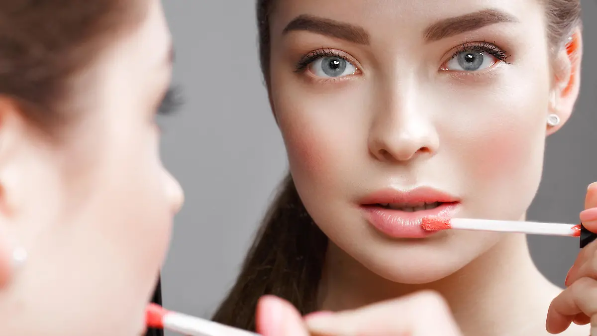 Beautiful girl makes herself a make-up in the mirror. Beauty face., Beautiful girl makes herself a make-up in the mirror. Beauty face. Photo taken in studio, Beautiful girl makes herself a make-up in the mirror. Beauty face. Photo taken in studio model released, Symbolfoto , 25.01.2023, Copyright: xKobrinphotox Panthermedia33530513.jpg