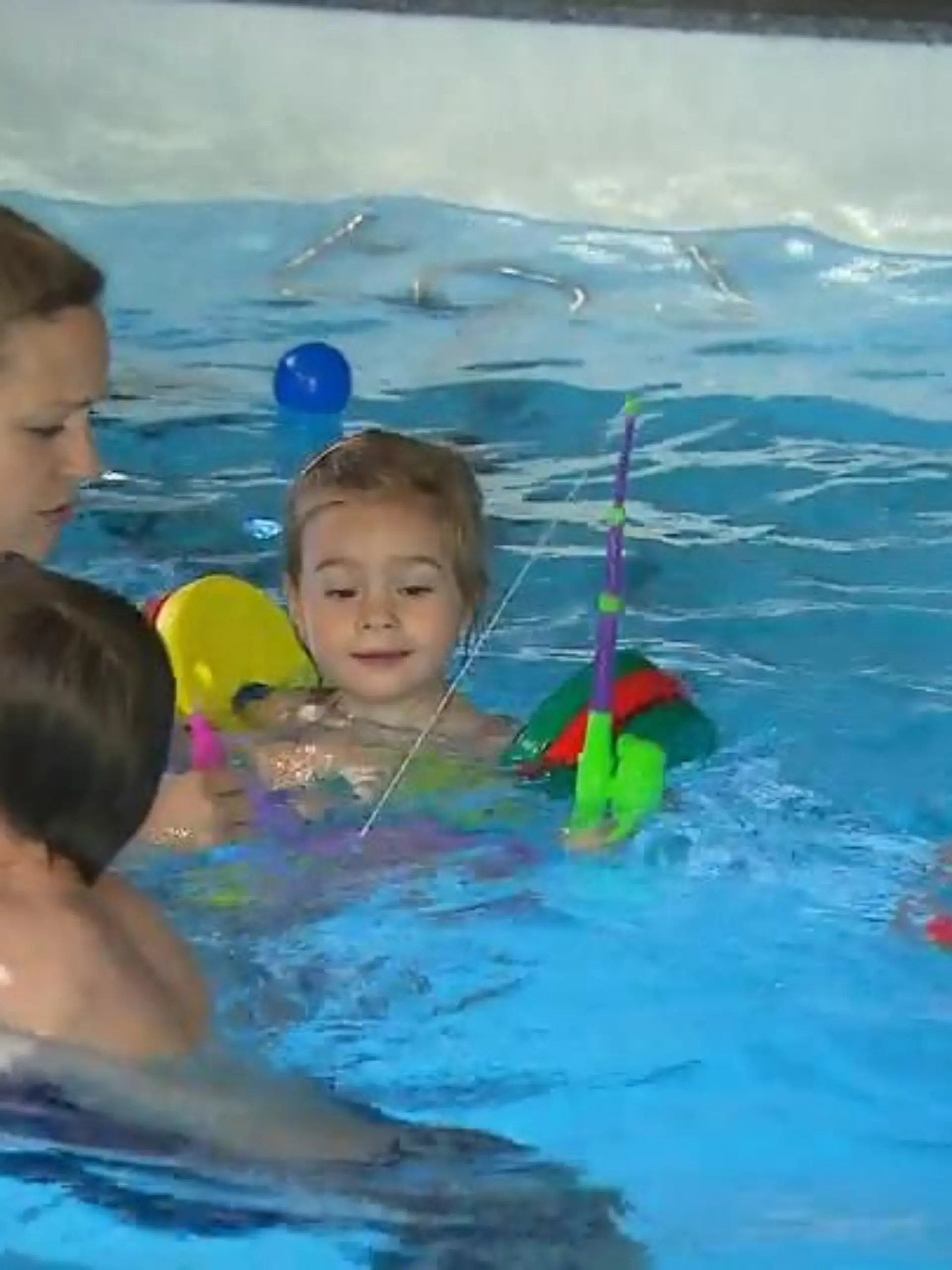 Seit Monaten haben Schwimmbäder und Turnhallen dank Corona und Lockdown geschlossen – da wächst bei vielen Familien die Sehnsucht, sich endlich mal wieder sportlich auszutoben. Und auch die Besitzer der Sportstätten würden sich freuen, endlich wieder Besucher empfangen zu dürfen. Und wo ein Wille ist, da ist auch ein Weg: Das Marobad in Taunusstein und der TG Bornheim hat sich etwas ganz Besonderes einfallen lassen: Sie vermieten das Bad und die Turnhalle an Familien. Und die können sich dann eine Stunde lang in den großen Becken oder an den Turngeräten austoben.