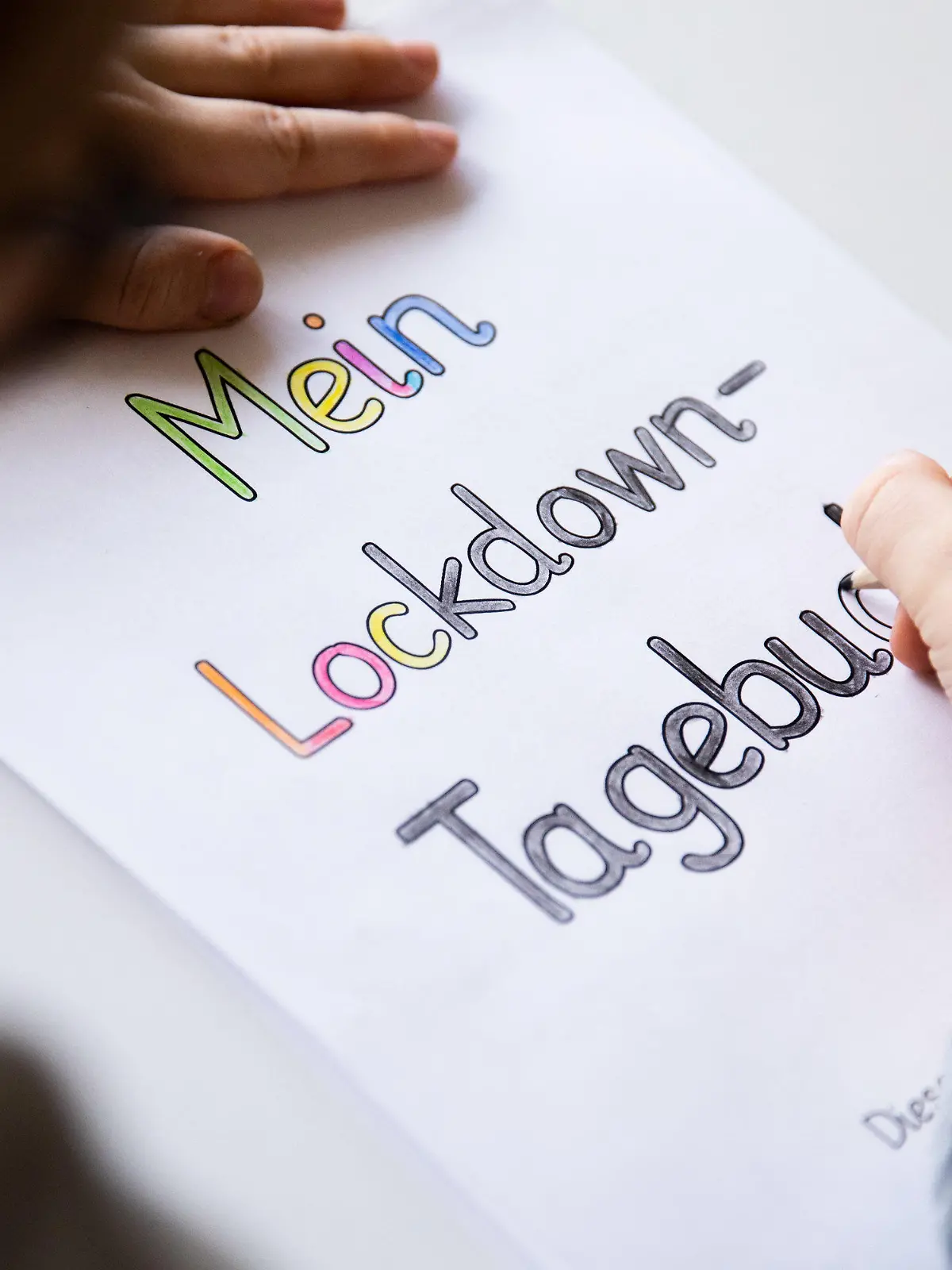 ARCHIV - 14.01.2021, Nordrhein-Westfalen, Haltern am See: Ein Grundschüler malt an einem Tisch im Wohnzimmer die Buchstaben eines Lockdown Tagebuchs aus. Ein Jahr nach dem ersten Lockdown zeichnen sich nach Unicef-Angaben massive Auswirkungen der Corona-Pandemie auf Kinder und Jugendliche ab. Dies ergab der am 20.04.2021 veröffentlichte Unicef-Bericht zur Lage der Kinder in Deutschland 2021. Foto: Rolf Vennenbernd/dpa +++ dpa-Bildfunk +++