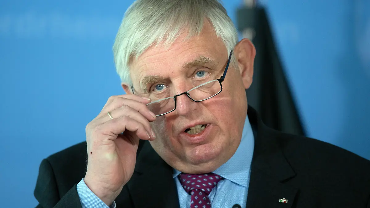 05.05.2021, Nordrhein-Westfalen, Düsseldorf: Karl-Josef Laumann (CDU), Gesundheitsminister von Nordrhein-Westfalen, spricht während einer Pressekonferenz. Die nordrhein-westfälische Landesregierung äußert sich zum Stand der Massnahmen während der Coronavirus-Pandemie. Foto: Federico Gambarini/dpa Pool/dpa +++ dpa-Bildfunk +++
