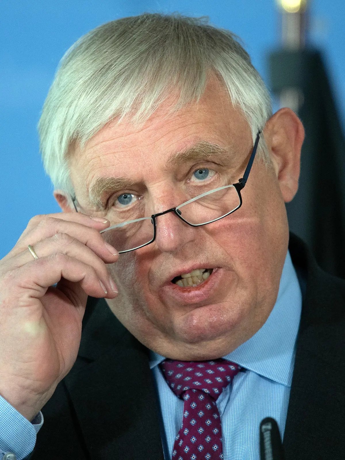 05.05.2021, Nordrhein-Westfalen, Düsseldorf: Karl-Josef Laumann (CDU), Gesundheitsminister von Nordrhein-Westfalen, spricht während einer Pressekonferenz. Die nordrhein-westfälische Landesregierung äußert sich zum Stand der Massnahmen während der Coronavirus-Pandemie. Foto: Federico Gambarini/dpa Pool/dpa +++ dpa-Bildfunk +++