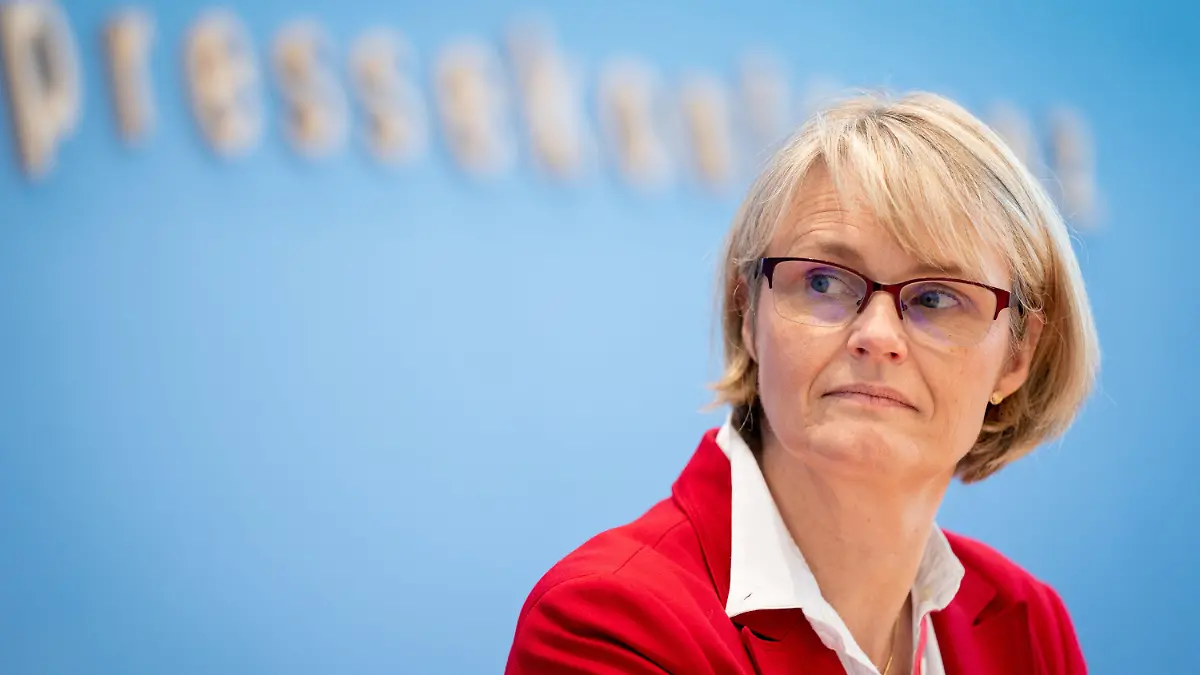 05.05.2021, Berlin: Anja Karliczek (CDU), Bundesministerin für Bildung und Forschung, stellt in der Bundespressekonferenz das «Aktionsprogramm Aufholen» vor. Mit zwei Milliarden Euro will die Bundesregierung die Folgen der Corona-Maßnahmen für Kinder und Jugendliche abmildern. Das Bundeskabinett brachte das Programm auf den Weg. Eine Milliarde Euro ist für Nachhilfe- und Förderprogramme für Schüler gedacht, die Lernrückstände aufholen müssen. Foto: Kay Nietfeld/dpa +++ dpa-Bildfunk +++