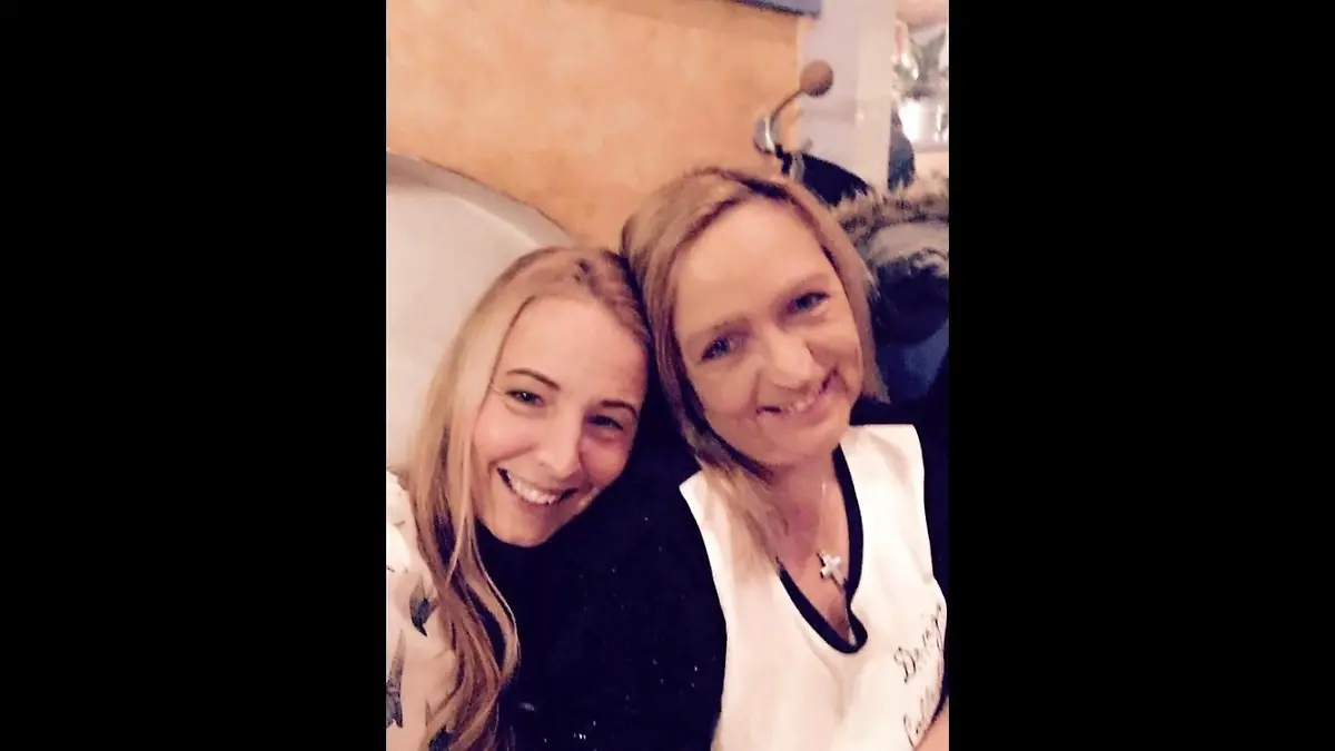 Melanie, zu sehen mit ihrer Mutter auf einem privaten Foto, wünscht ihrer Mutter einen schönen Muttertag.