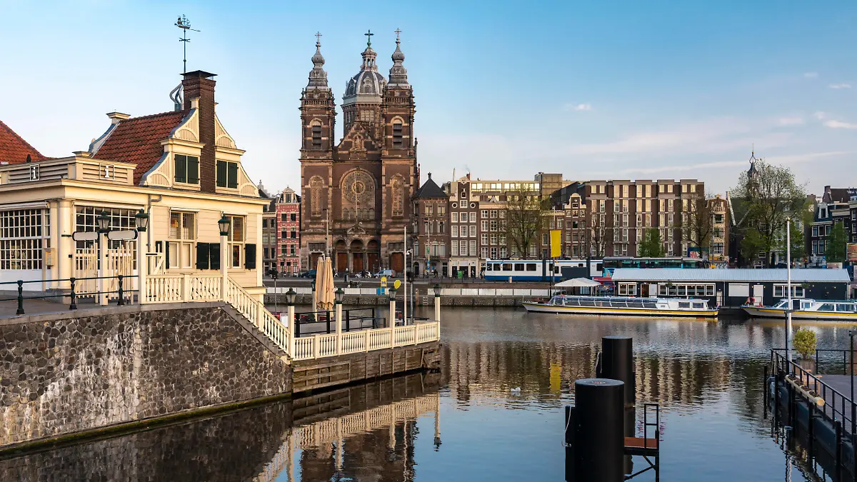  Netherlands, North Holland, Amsterdam, City canal with Basilica of Saint Nicholas in background TAMF02638