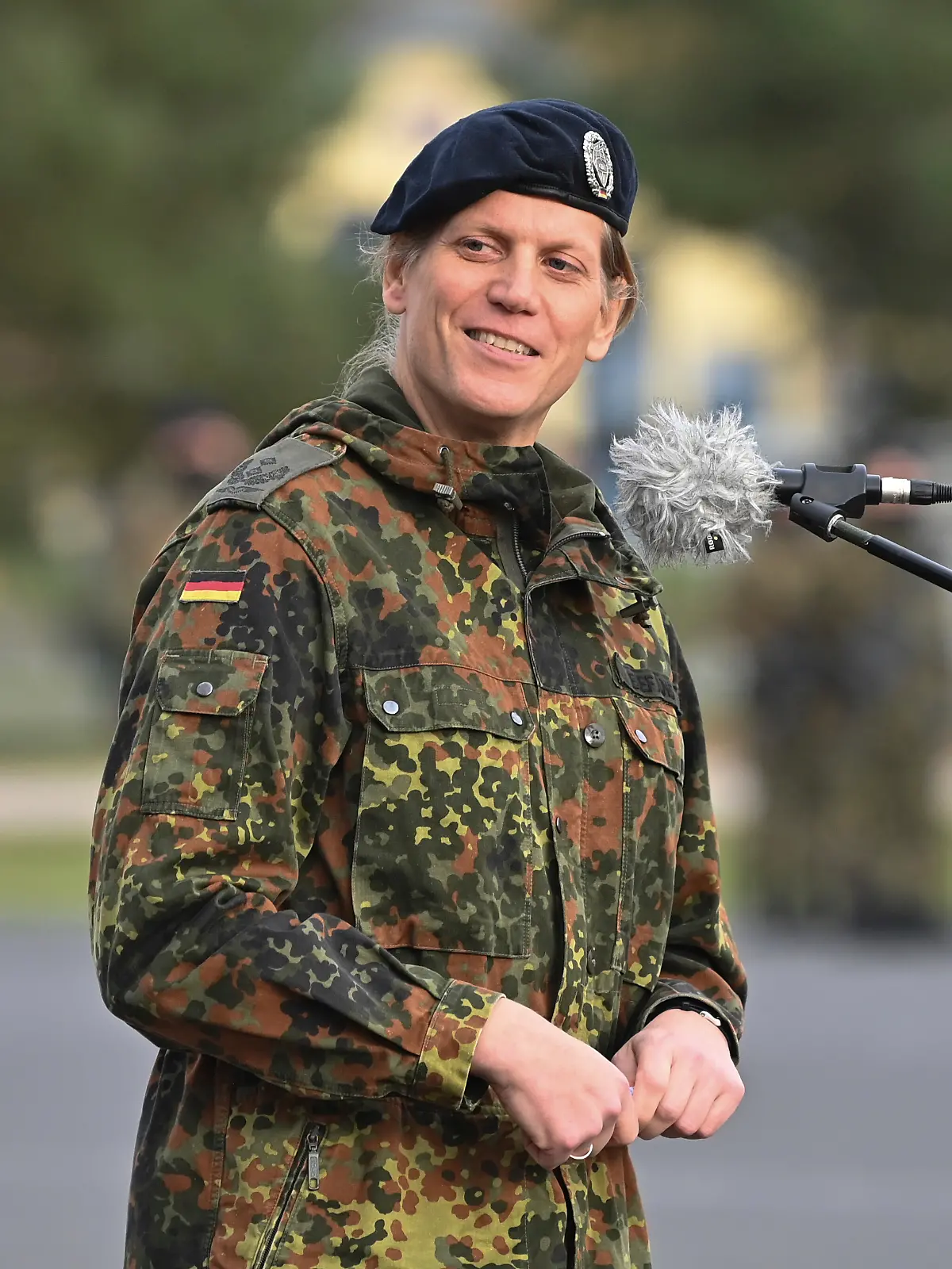 Eine hochrangige Bundeswehr-Kommandeurin bekommt wegen ihres Tinder-Profils einen Verweis. Dagegen klagt Soldatin Anastasia. Doch das Bundesverfassungsgericht bewertete die Klage nun als unzulässig. 