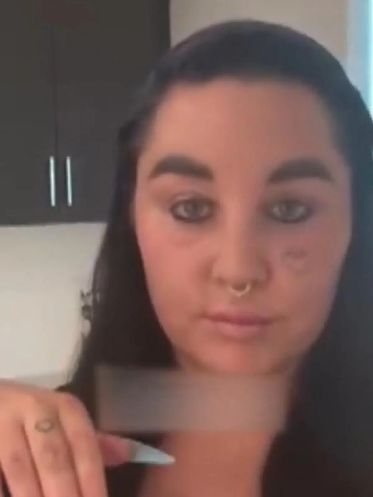 Amanda Bynes hält ihre langen Nägel in die Kamera.