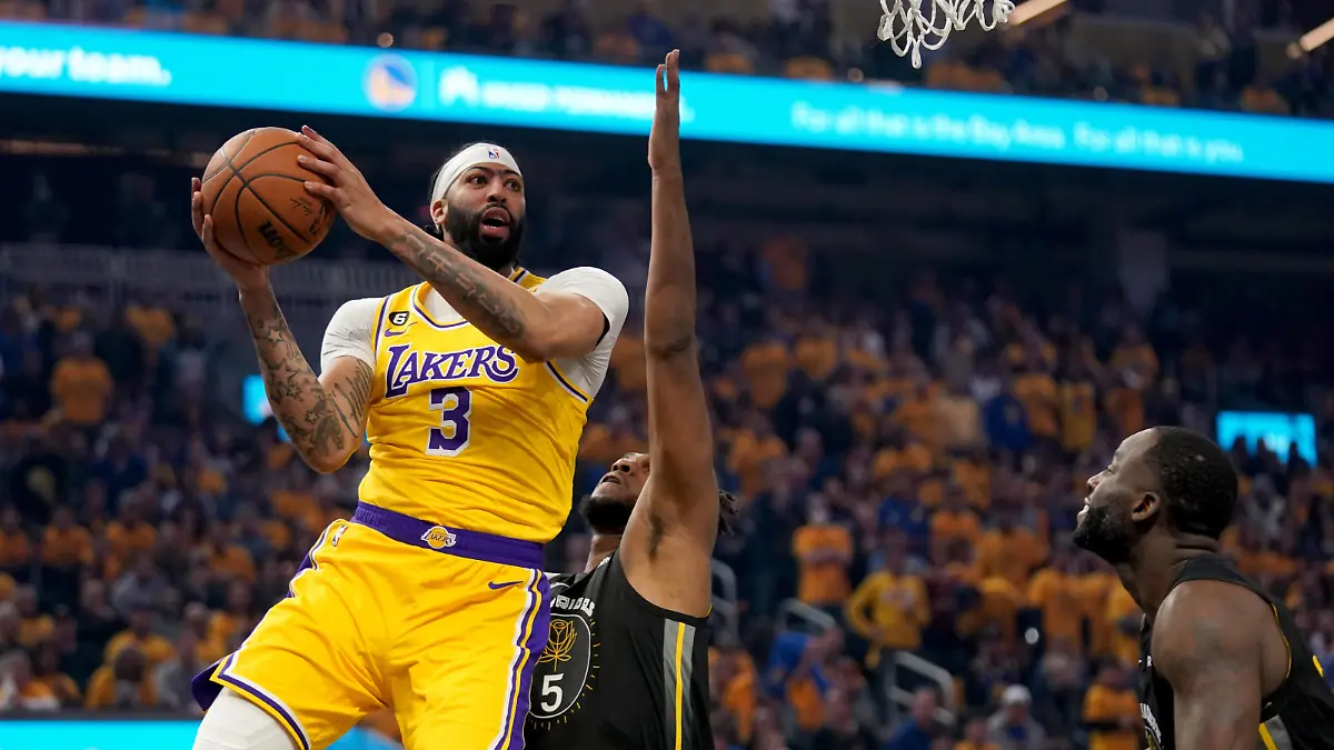 NBA, Basketball Herren, USA Playoffs-Los Angeles Lakers at Golden State Warriors May 2, 2023 San Francisco, California, USA Los Angeles Lakers forward Anthony Davis 3 passes the ball next to Golden State Warriors forward Kevon Looney 5 in the first quarter during game one of the 2023 NBA playoffs at the Chase Center. San Francisco Chase Center California USA, EDITORIAL USE ONLY PUBLICATIONxINxGERxSUIxAUTxONLY Copyright: xCaryxEdmondsonx 20230428_jhp_se9_0398
