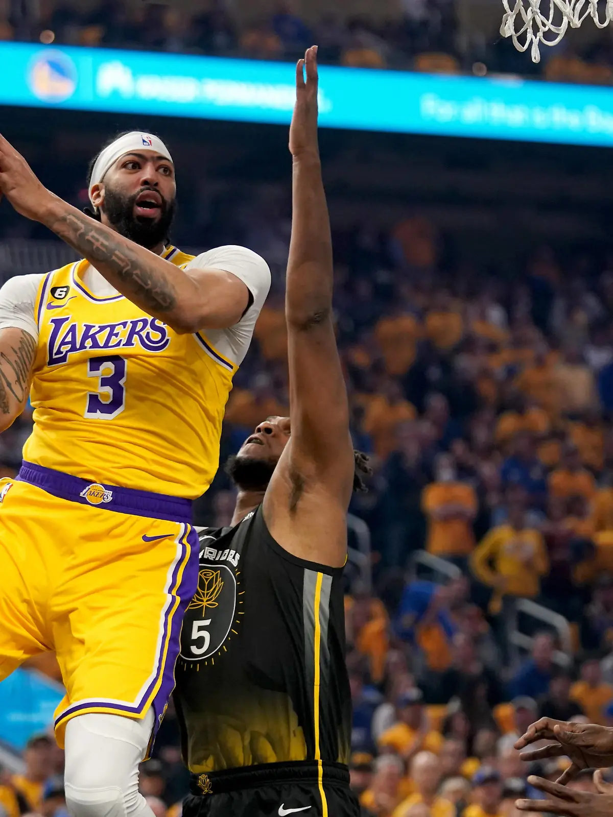 NBA, Basketball Herren, USA Playoffs-Los Angeles Lakers at Golden State Warriors May 2, 2023 San Francisco, California, USA Los Angeles Lakers forward Anthony Davis 3 passes the ball next to Golden State Warriors forward Kevon Looney 5 in the first quarter during game one of the 2023 NBA playoffs at the Chase Center. San Francisco Chase Center California USA, EDITORIAL USE ONLY PUBLICATIONxINxGERxSUIxAUTxONLY Copyright: xCaryxEdmondsonx 20230428_jhp_se9_0398