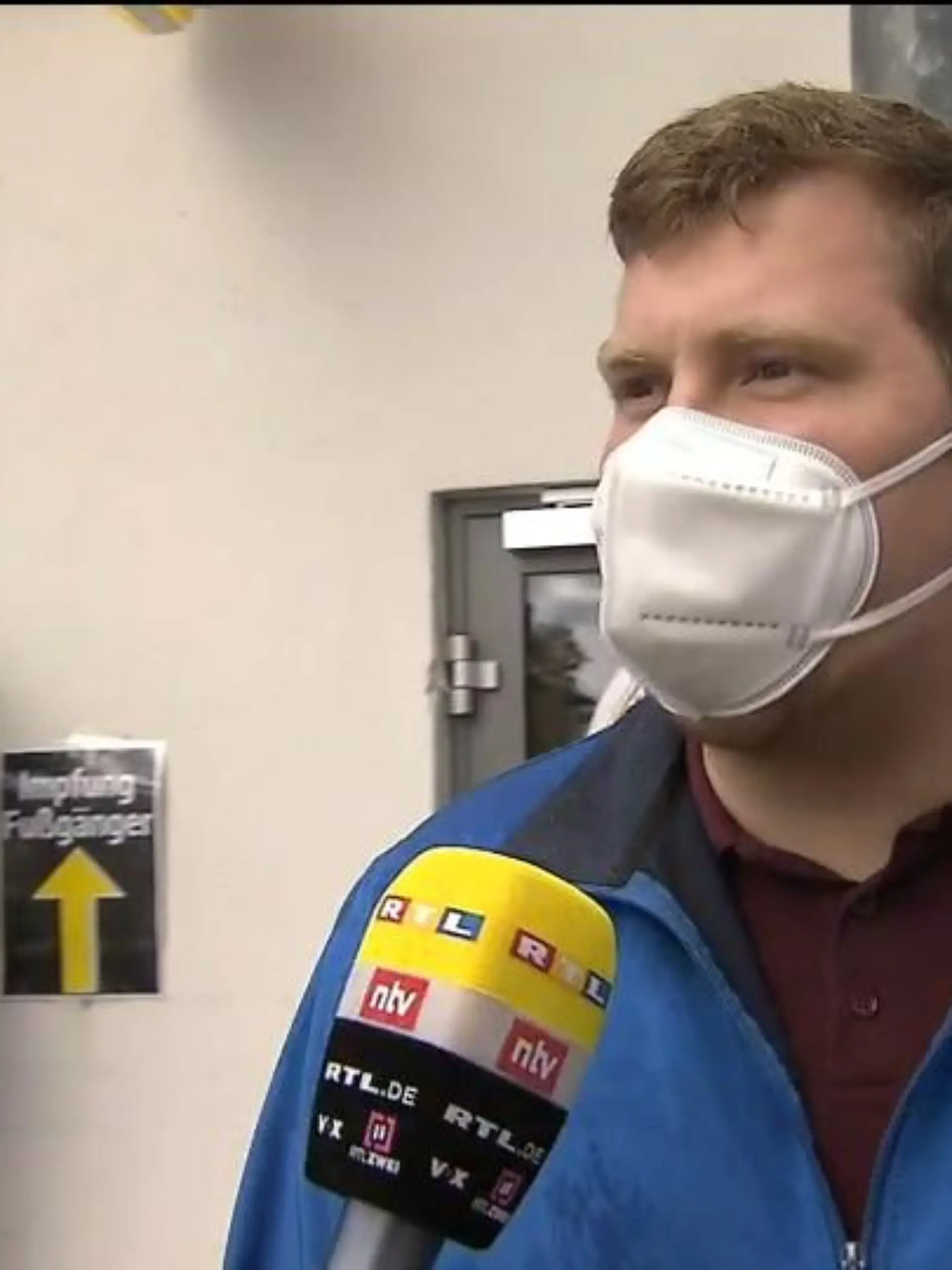 In Pforzheim hat das Supermarkt-Impfen Deutschland-Premiere gefeiert. Der Zulauf war riesig, wie RTL-Reporter Jakob Paßlick vom Supermarkt-Parkplatz in Pforzheim berichtet.