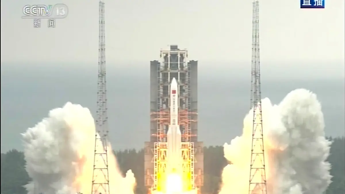 SCREENSHOT - 29.04.2021, China, Wenchang: Die Kombination aus dem Kernmodul «Tianhe» der chinesischen Raumstation und der Langer-Marsch-5B-Y2-Rakete startet von der Wenchang Spacecraft Launch Site in der südchinesischen Provinz Hainan. Mit dem Bau einer eigenen Raumstation beginnt China das bisher größte Vorhaben seines ehrgeizigen Weltraumprogramms. (zu dpa «China startet Rakete mit Kernmodul für Bau seiner Raumstation») Foto: Anonymous/CCTV via AP Video/dpa +++ dpa-Bildfunk +++