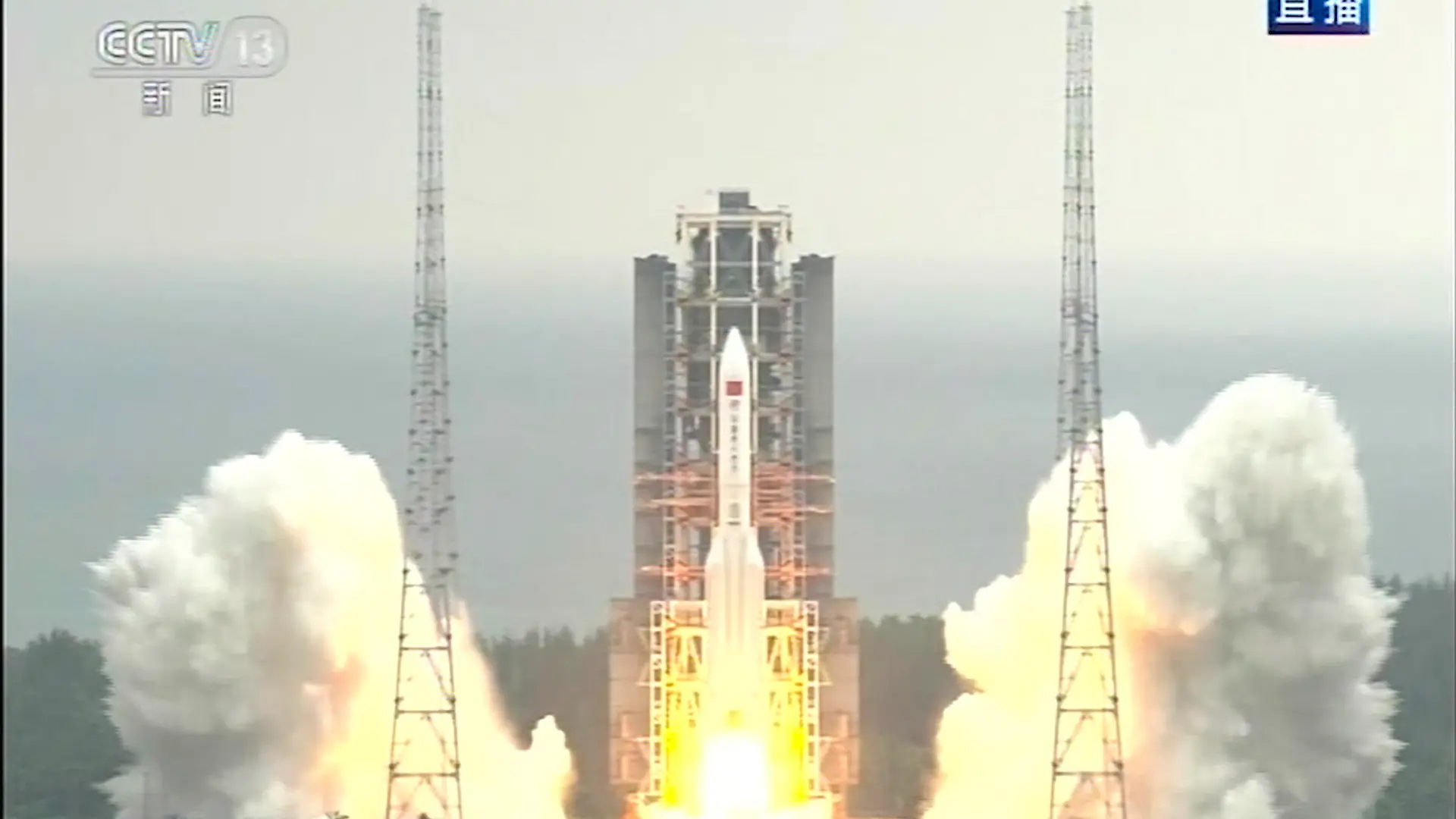 SCREENSHOT - 29.04.2021, China, Wenchang: Die Kombination aus dem Kernmodul «Tianhe» der chinesischen Raumstation und der Langer-Marsch-5B-Y2-Rakete startet von der Wenchang Spacecraft Launch Site in der südchinesischen Provinz Hainan. Mit dem Bau einer eigenen Raumstation beginnt China das bisher größte Vorhaben seines ehrgeizigen Weltraumprogramms. (zu dpa «China startet Rakete mit Kernmodul für Bau seiner Raumstation») Foto: Anonymous/CCTV via AP Video/dpa +++ dpa-Bildfunk +++