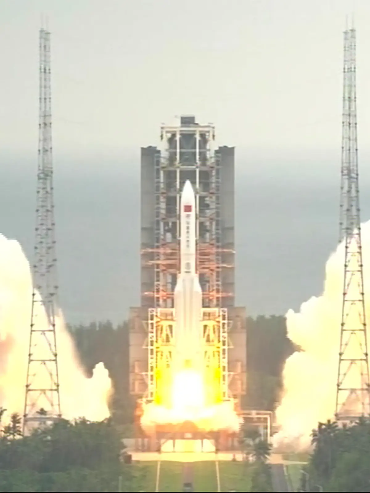 SCREENSHOT - 29.04.2021, China, Wenchang: Die Kombination aus dem Kernmodul «Tianhe» der chinesischen Raumstation und der Langer-Marsch-5B-Y2-Rakete startet von der Wenchang Spacecraft Launch Site in der südchinesischen Provinz Hainan. Mit dem Bau einer eigenen Raumstation beginnt China das bisher größte Vorhaben seines ehrgeizigen Weltraumprogramms. (zu dpa «China startet Rakete mit Kernmodul für Bau seiner Raumstation») Foto: Anonymous/CCTV via AP Video/dpa +++ dpa-Bildfunk +++