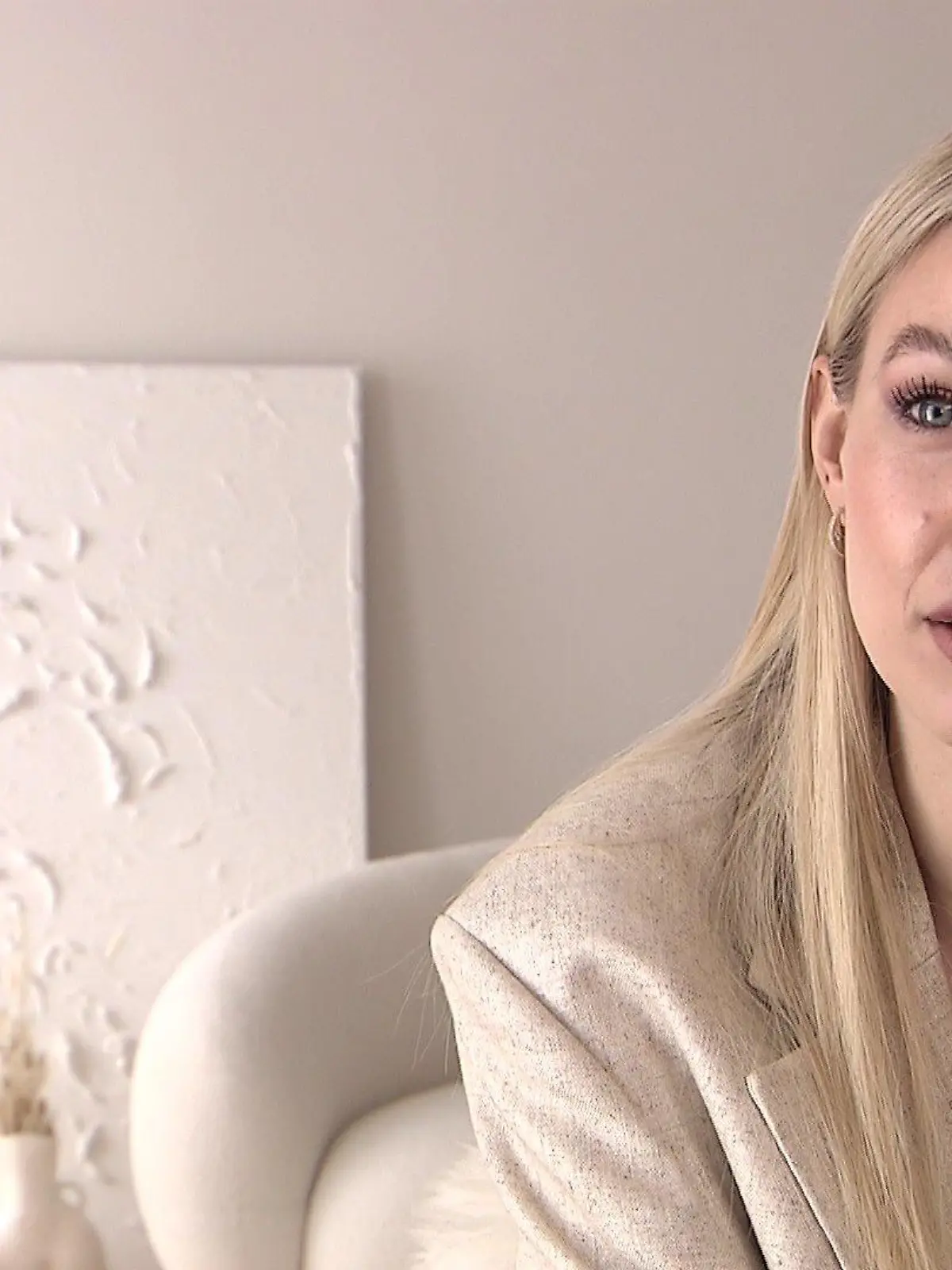 Influencerin Leonie Hanne musste wegen Corona umdenken und statt zu reisen, arbeitet sie nun von Zuhause.