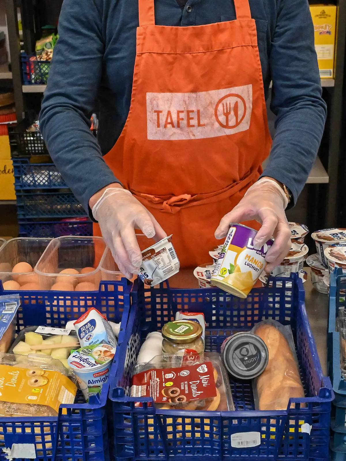 ARCHIV - 29.09.2022, Brandenburg, Cottbus: Ein ehrenamtlicher Helfer arbeitet in der Tafel Cottbus. Die Tafeln in Deutschland haben noch nie so vielen bedürftigen Menschen geholfen wie derzeit. (zu dpa "Tafeln verzeichnen Anstieg um 50 Prozent: Zwei Millionen Bedürftige") Foto: Patrick Pleul/dpa +++ dpa-Bildfunk +++
