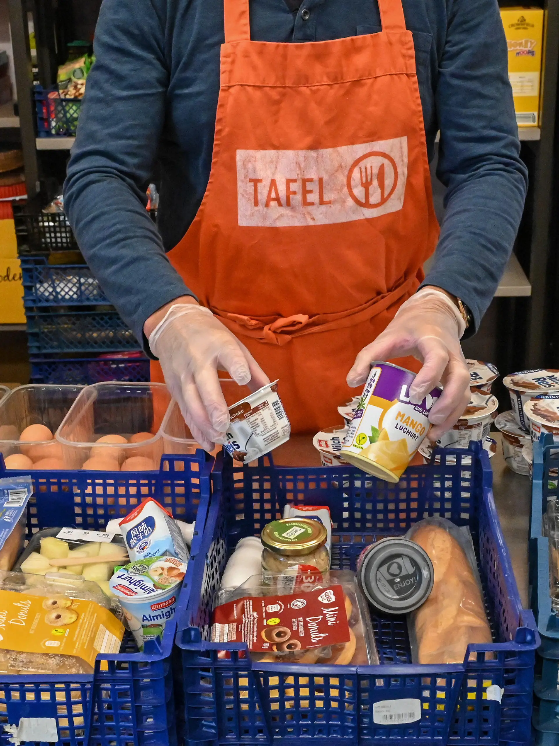 ARCHIV - 29.09.2022, Brandenburg, Cottbus: Ein ehrenamtlicher Helfer arbeitet in der Tafel Cottbus. Die Tafeln in Deutschland haben noch nie so vielen bedürftigen Menschen geholfen wie derzeit. (zu dpa "Tafeln verzeichnen Anstieg um 50 Prozent: Zwei Millionen Bedürftige") Foto: Patrick Pleul/dpa +++ dpa-Bildfunk +++