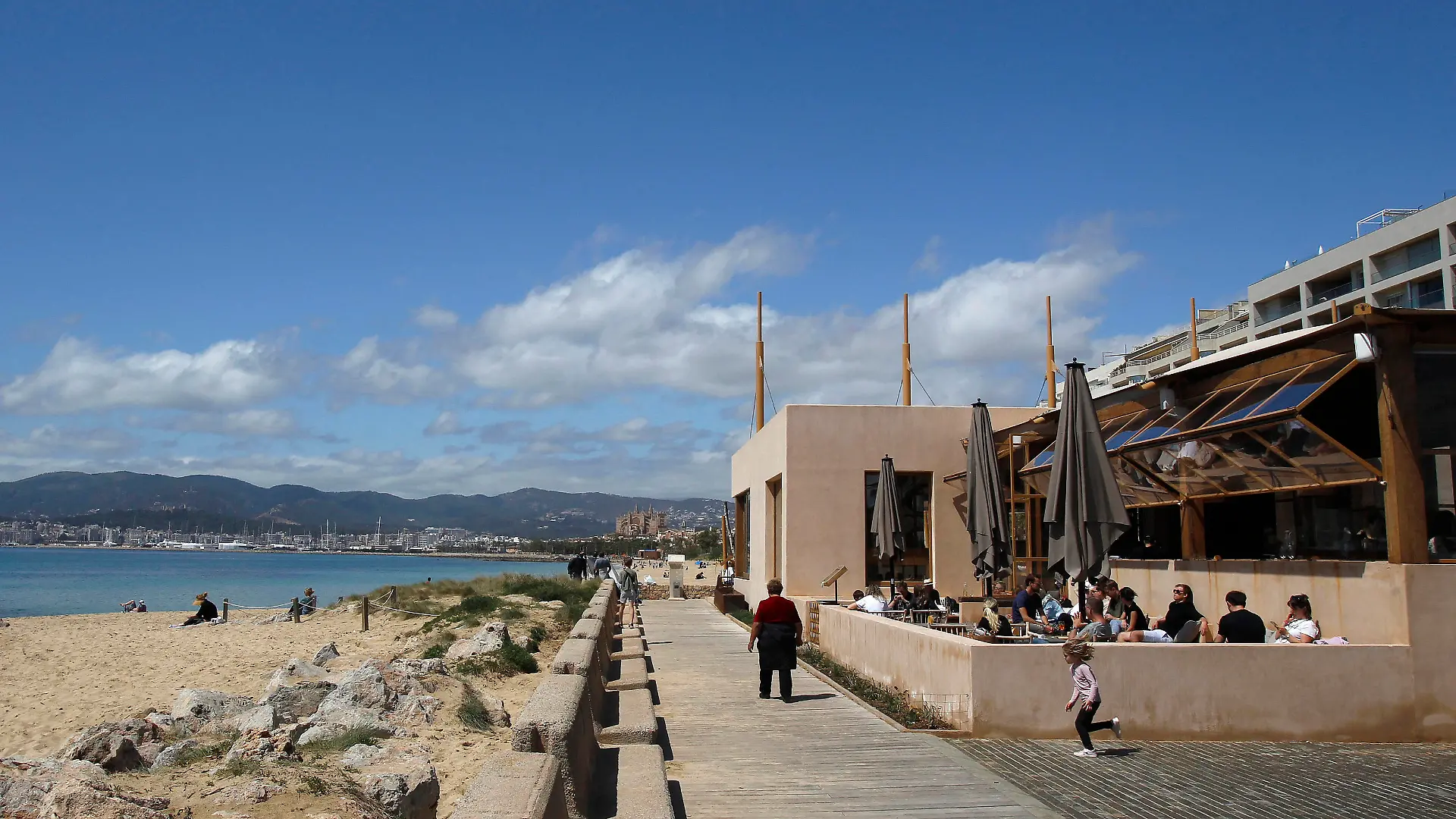 Several people on the terrace of a bar, on April 11, 2021, in Mallorca, Balearic Islands Spain. This Sunday has begun the extension of the closure of the interior of bars and restaurants in Mallorca. The measure has been extended just when the restrictions agreed for Easter and will remain in force for two weeks, pending the evolution of COVID-19 infections. 11 APRIL 2021HOTEL AND CATERING TRADEBARSRESTAURANTSMALLORCABALEARIC ISLANDSECONOMYCORONAVIRUS Isaac Buj / LagenciaEP 04/11/2021 MALLORCA BALEARIC ISLANDS MALLORCA BALEARIC ISLANDS Spain Copyright: xIsaacxBujx 3639888