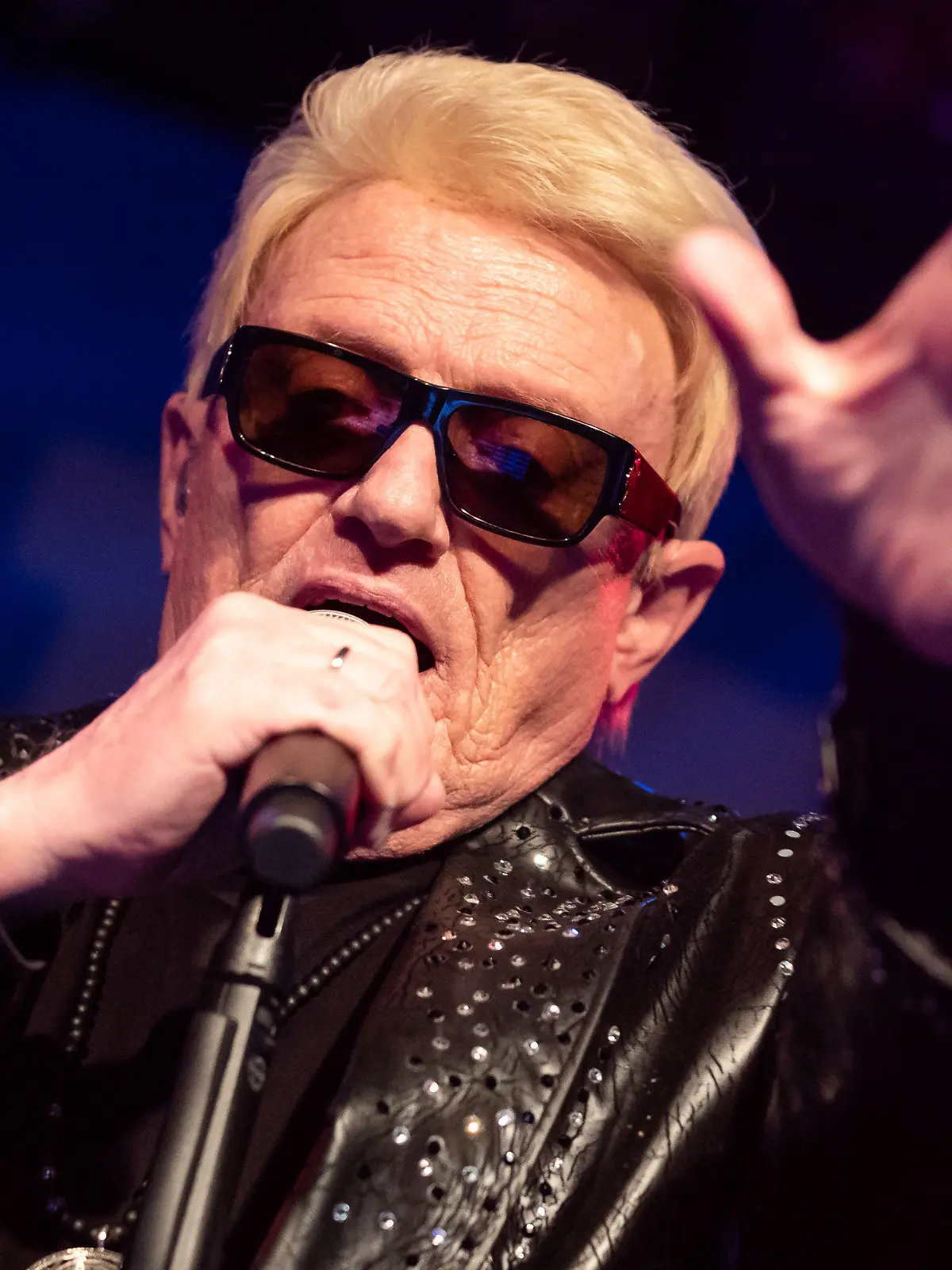 ARCHIV - 01.03.2019, Bayern, Nürnberg: Der Volkssänger Heino steht beim Konzert auf der Bühne. Schlagersänger Heino spielt am 15.05.2020 ein Auto-Konzert in Bonn. Foto: Daniel Karmann/dpa +++ dpa-Bildfunk +++