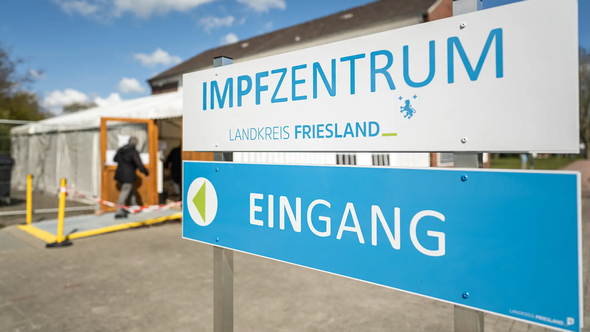 ARCHIV - 25.04.2021, Niedersachsen, Schortens: Eine ältere Dame betritt das Impfzentrum Landkreis Friesland. Nach den Impfungen mit Kochsalzlösung im Landkreis Friesland sollen mögliche Betroffene an diesem Mittwoch auf Antikörper getestet werden. Eine Mitarbeiterin des Impfzentrums hatte eingeräumt, in sechs Fällen Biotech-Impfstoff durch eine Kochsalzlösung ausgetauscht zu haben. (zu dpa: "Nach Impfungen mit Kochsalzlösung: Kreis lädt zu Antikörpertests") Foto: Mohssen Assanimoghaddam/dpa +++ dpa-Bildfunk +++