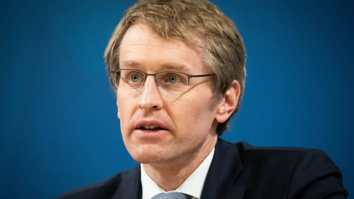 ARCHIV - 17.02.2021, Schleswig-Holstein, Kiel: Daniel Günther (CDU), Ministerpräsident von Schleswig-Holstein, spricht auf einer Pressekonferenz im Foyer des Landeshauses in Kiel. Der Regierungschef dringt auf Öffnungen im Einzelhandel und auf eine Lockerung der Kontaktregeln in der Corona-Pandemie. (Zu dpa «Günther für klare Öffnungsperspektiven in Corona-Pandemie») Foto: Christian Charisius/dpa +++ dpa-Bildfunk +++