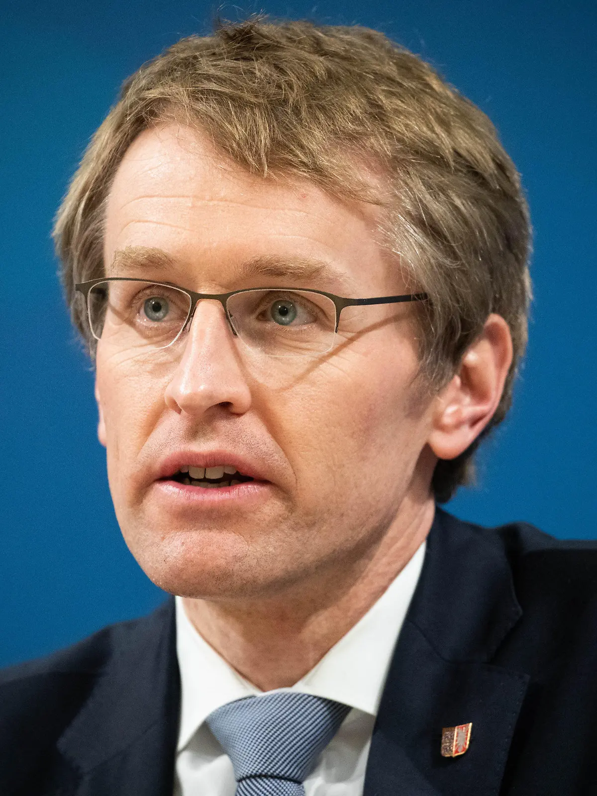 ARCHIV - 17.02.2021, Schleswig-Holstein, Kiel: Daniel Günther (CDU), Ministerpräsident von Schleswig-Holstein, spricht auf einer Pressekonferenz im Foyer des Landeshauses in Kiel. Der Regierungschef dringt auf Öffnungen im Einzelhandel und auf eine Lockerung der Kontaktregeln in der Corona-Pandemie. (Zu dpa «Günther für klare Öffnungsperspektiven in Corona-Pandemie») Foto: Christian Charisius/dpa +++ dpa-Bildfunk +++