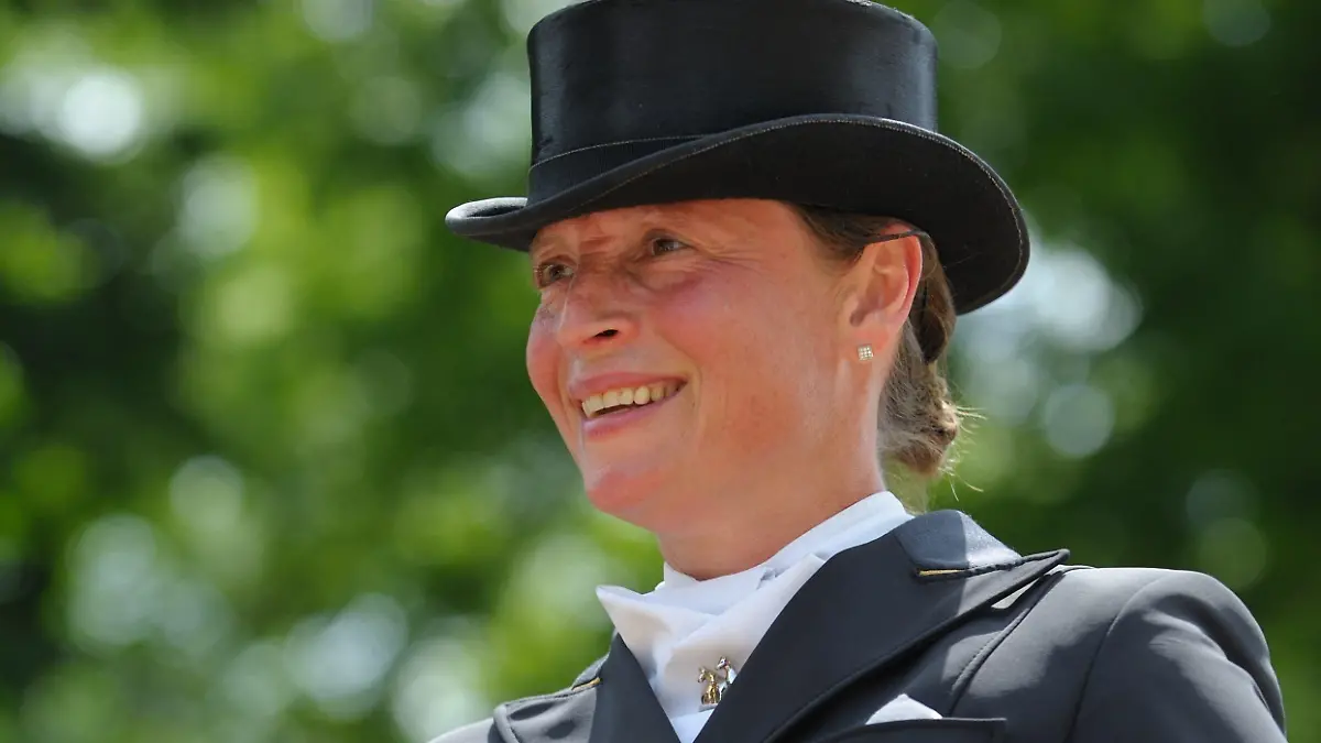 Die deutsche Dressurreiterin Isabell Werth lächelt am Montag (01.06.2009) beim Grand Prix Special während des Internationalen Pfingstturniers in Wiesbaden. Werth belegte den ersten Platz. Foto: Uwe Anspach dpa/lhe +++(c) dpa - Bildfunk+++