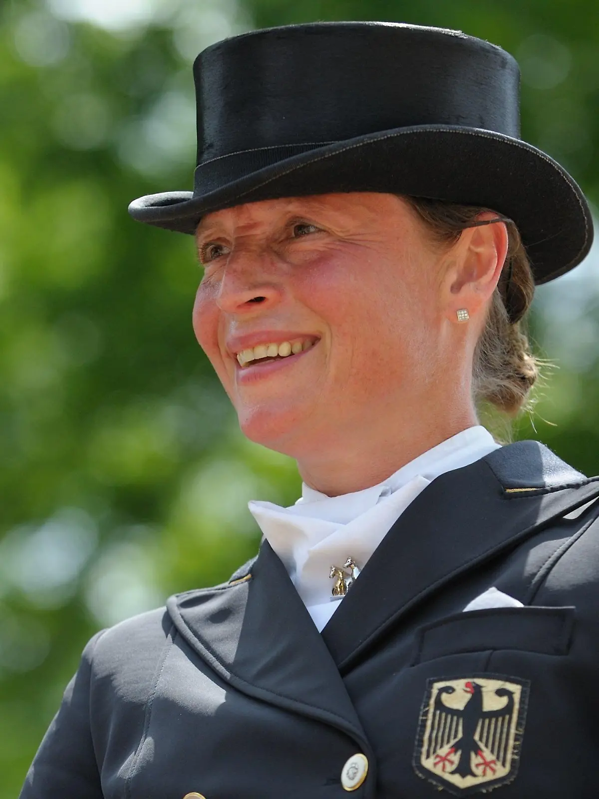 Die deutsche Dressurreiterin Isabell Werth lächelt am Montag (01.06.2009) beim Grand Prix Special während des Internationalen Pfingstturniers in Wiesbaden. Werth belegte den ersten Platz. Foto: Uwe Anspach dpa/lhe +++(c) dpa - Bildfunk+++