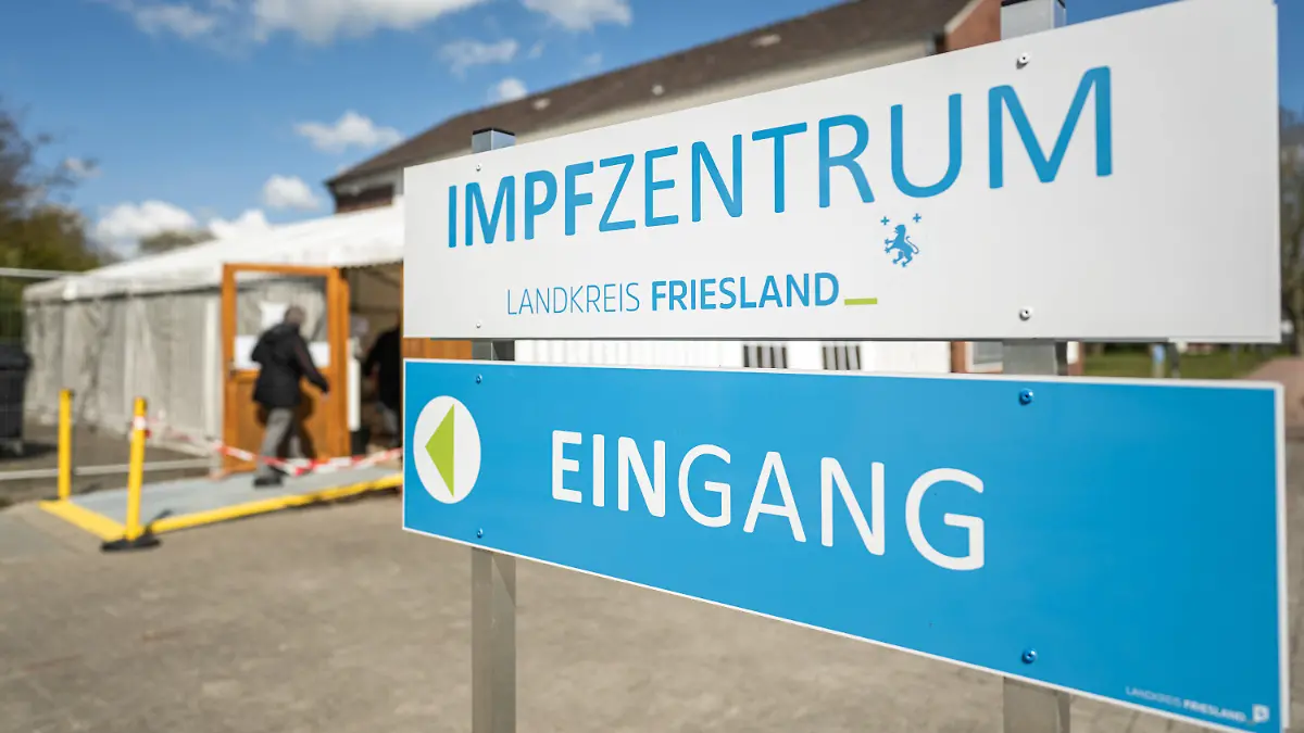 25.04.2021, Niedersachsen, Schortens: Eine ältere Dame betritt das Impfzentrum Landkreis Friesland. Eine Mitarbeiterin des Impfzentrums Landkreis Friesland soll in sechs Fällen Biotech-Impfstoff durch eine Kochsalzlösung ausgetauscht haben. (zu dpa ·Kochsalzlösung statt Biontech: Krankenschwester gesteht Austausch·) Foto: Mohssen Assanimoghaddam/dpa +++ dpa-Bildfunk +++