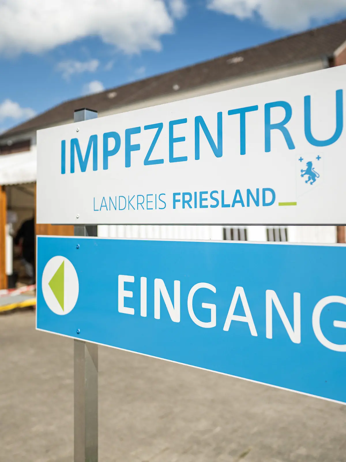 25.04.2021, Niedersachsen, Schortens: Eine ältere Dame betritt das Impfzentrum Landkreis Friesland. Eine Mitarbeiterin des Impfzentrums Landkreis Friesland soll in sechs Fällen Biotech-Impfstoff durch eine Kochsalzlösung ausgetauscht haben. (zu dpa ·Kochsalzlösung statt Biontech: Krankenschwester gesteht Austausch·) Foto: Mohssen Assanimoghaddam/dpa +++ dpa-Bildfunk +++
