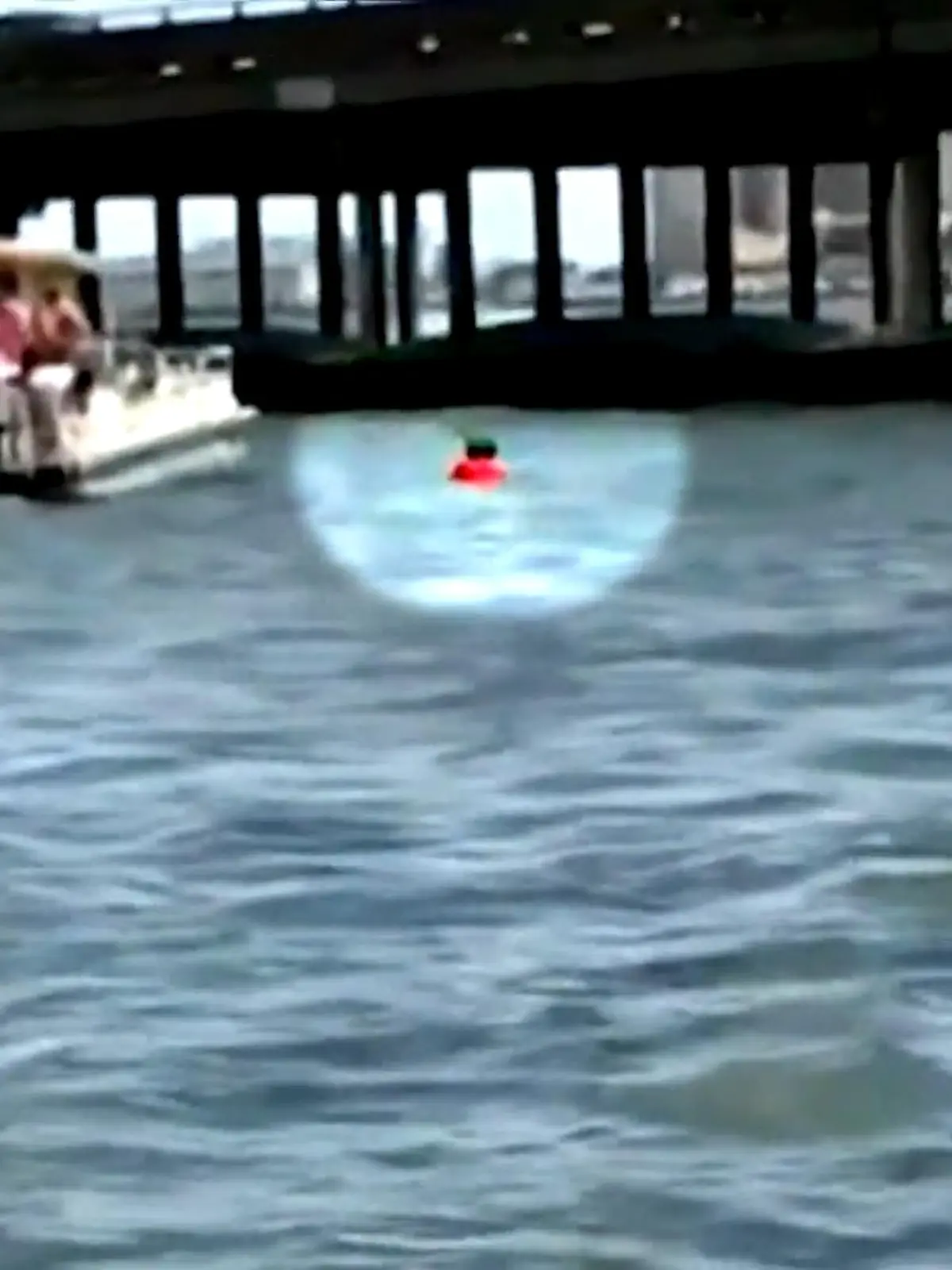 Bild zu: "Mann rettet Kind (2) aus kaltem Fluss"