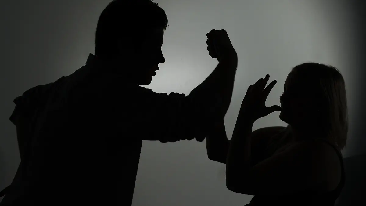 ARCHIV - 08.01.2013, Berlin: ILLUSTRATION - Ein als Silhouette abgebildeter Mann droht einer Frau mit der Faust. Die Opferambulanzen an den beiden Universitätskliniken in Rostock und Greifswald haben im Coronajahr 2020 unterschiedliche Entwicklungen erlebt. (zu: dpa «Unterschiedliche Entwicklungen bei Opferambulanzen im Land») Foto: Jan-Philipp Strobel/dpa +++ dpa-Bildfunk +++