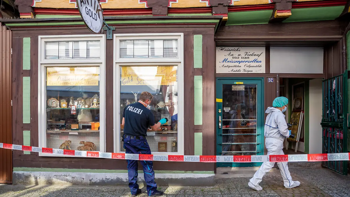 15.09.2020, Niedersachsen, Celle: Mitarbeiter der Spurensicherung arbeiten vor einem Juweliergeschäft. Gestern haben zwei bewaffnete Männer versucht, einen Juwelier zu überfallen. Beide Täter wurden tödlich verletzt. Nach bisherigen Erkenntnissen hatte der Ladeninhaber eine Waffe, die er gegen die Räuber einsetzte. Foto: Moritz Frankenberg/dpa +++ dpa-Bildfunk +++