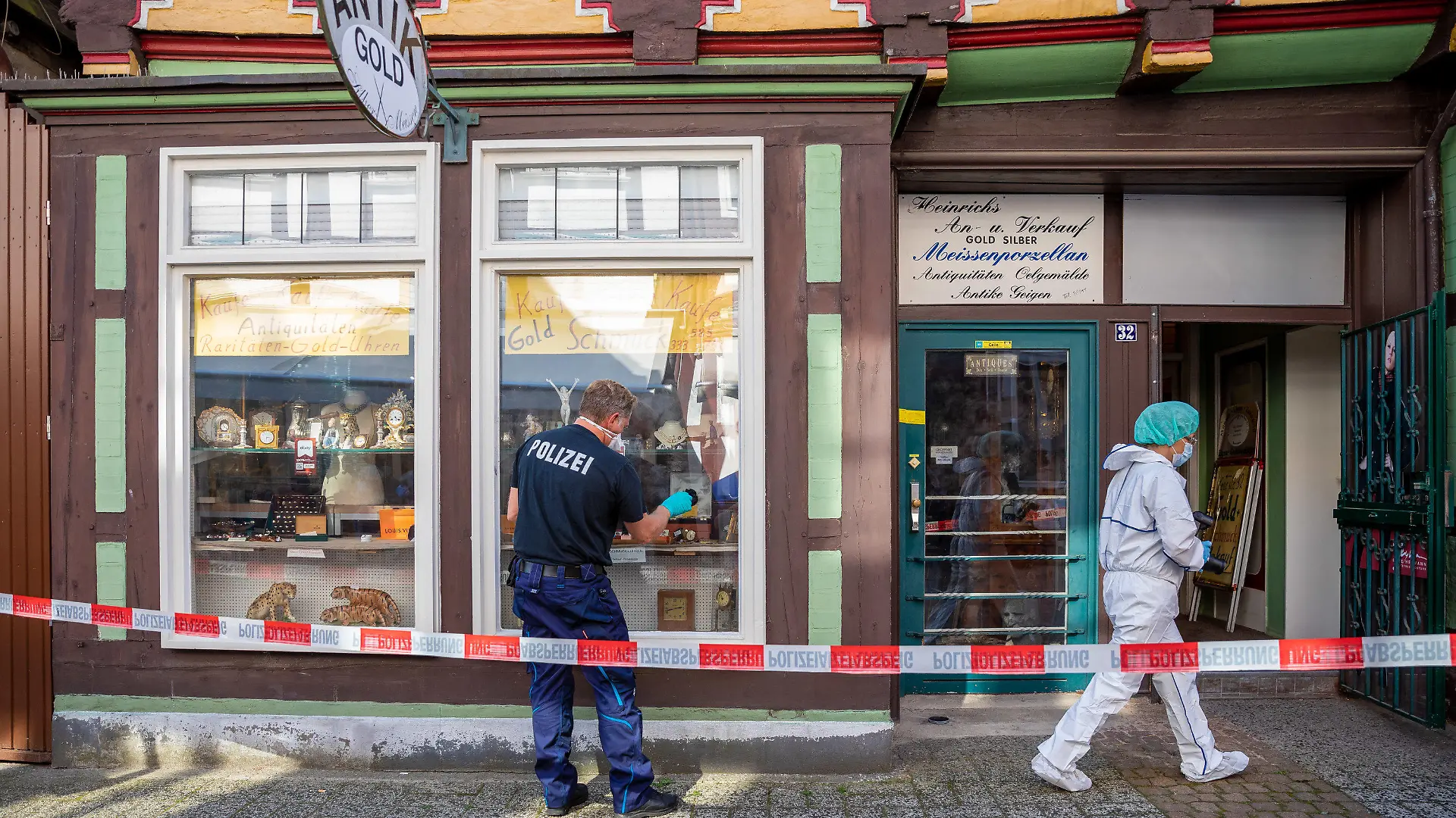 15.09.2020, Niedersachsen, Celle: Mitarbeiter der Spurensicherung arbeiten vor einem Juweliergeschäft. Gestern haben zwei bewaffnete Männer versucht, einen Juwelier zu überfallen. Beide Täter wurden tödlich verletzt. Nach bisherigen Erkenntnissen hatte der Ladeninhaber eine Waffe, die er gegen die Räuber einsetzte. Foto: Moritz Frankenberg/dpa +++ dpa-Bildfunk +++