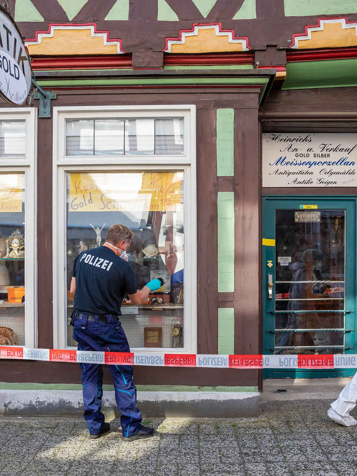 15.09.2020, Niedersachsen, Celle: Mitarbeiter der Spurensicherung arbeiten vor einem Juweliergeschäft. Gestern haben zwei bewaffnete Männer versucht, einen Juwelier zu überfallen. Beide Täter wurden tödlich verletzt. Nach bisherigen Erkenntnissen hatte der Ladeninhaber eine Waffe, die er gegen die Räuber einsetzte. Foto: Moritz Frankenberg/dpa +++ dpa-Bildfunk +++