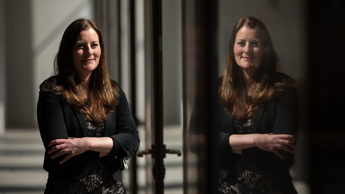 21.04.2021, Hessen, Wiesbaden: Janine Wissler, Fraktionsvorsitzende der Partei Die Linke im Landtag von Hessen und Co-Vorsitzenden der Linkspartei, steht nach einer Pressekonferenz im hessischen Landtag. Sie kündigte an, dass sie sowohl auf der Landesliste der hessischen Linken als auch in ihrem Frankfurter Wahlkreis bei der Bundestagswahl 2021 kandidieren wird. Foto: Sebastian Gollnow/dpa +++ dpa-Bildfunk +++