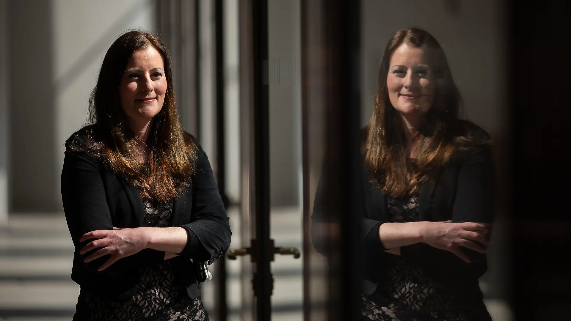21.04.2021, Hessen, Wiesbaden: Janine Wissler, Fraktionsvorsitzende der Partei Die Linke im Landtag von Hessen und Co-Vorsitzenden der Linkspartei, steht nach einer Pressekonferenz im hessischen Landtag. Sie kündigte an, dass sie sowohl auf der Landesliste der hessischen Linken als auch in ihrem Frankfurter Wahlkreis bei der Bundestagswahl 2021 kandidieren wird. Foto: Sebastian Gollnow/dpa +++ dpa-Bildfunk +++