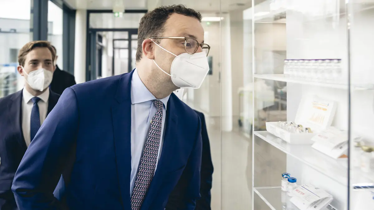  Bundesgesundheitsminister Jens Spahn CDU bei der Eroeffnung einer Produktionsstaette fuer Corona Impfstoffe Comirnaty, INN-COVID-19 mRNA Vaccine, der Firma Allergopharma. Hamburg, 30.04.2021. Hamburg Germany *** Federal Minister of Health Jens Spahn CDU at the opening of a production facility for Corona vaccines Comirnaty, INN COVID 19 mRNA Vaccine, of the company Allergopharma Hamburg, 30 04 2021 Hamburg Germany Copyright: xXanderxHeinl/photothek.dex