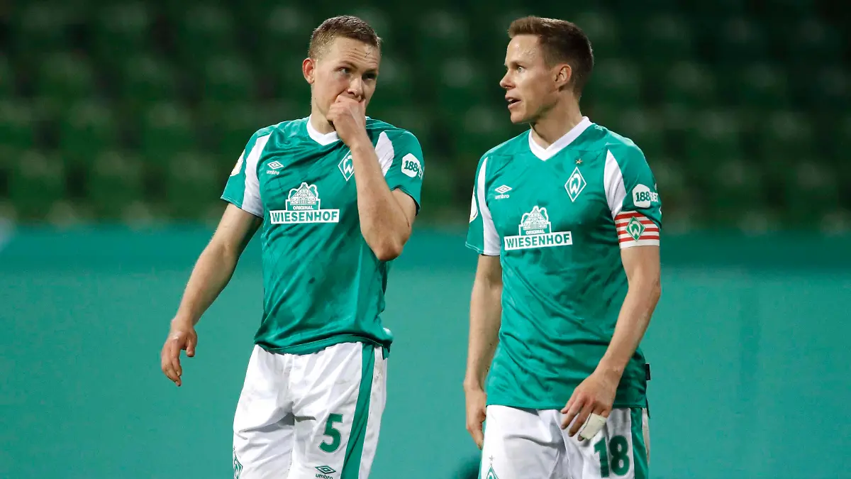  30.04.2021, wohninvest WESERSTADION, Bremen, GER, DFB POKAL, Achtelfinale, SV Werder Bremen vs RB Leipzig, im Bild Ludwig Augustinsson 5, Bremen und Niklas Moisander 18, Bremen sind nach der Niederlage gegen Leipzig enttaeuscht Wichtiger Hinweis: Der DFB untersagt die Verwendung von Sequenzbildern im Internet und in Online-Medien waehrend des Spiels einschließlich Halbzeit. Sperrfrist Der DFB erlaubt die Publikation und Weiterverwertung der Bilder auf mobilfunkfaehigen Endgeraeten insbesondere MMS und ueber DVB-H und DMB erst nach Spielende. SV Werder Bremen vs RB Leipzig *** 30 04 2021, wohninvest WESERSTADION, Bremen, GER, DFB POKAL, Round of 16, SV Werder Bremen vs RB Leipzig, pictured Ludwig Augustinsson 5, Bremen and Niklas Moisander 18, Bremen are disappointed after the defeat against Leipzig Important notice The DFB prohibits the use of sequence pictures on the Internet and in online media during the match including half-time blackout period The DFB allows the publication and further use of the pictures on mobile devices, especially MMS and via DVB H and DMB only after the end of the match SV Werder Bremen vs RB Leipzig