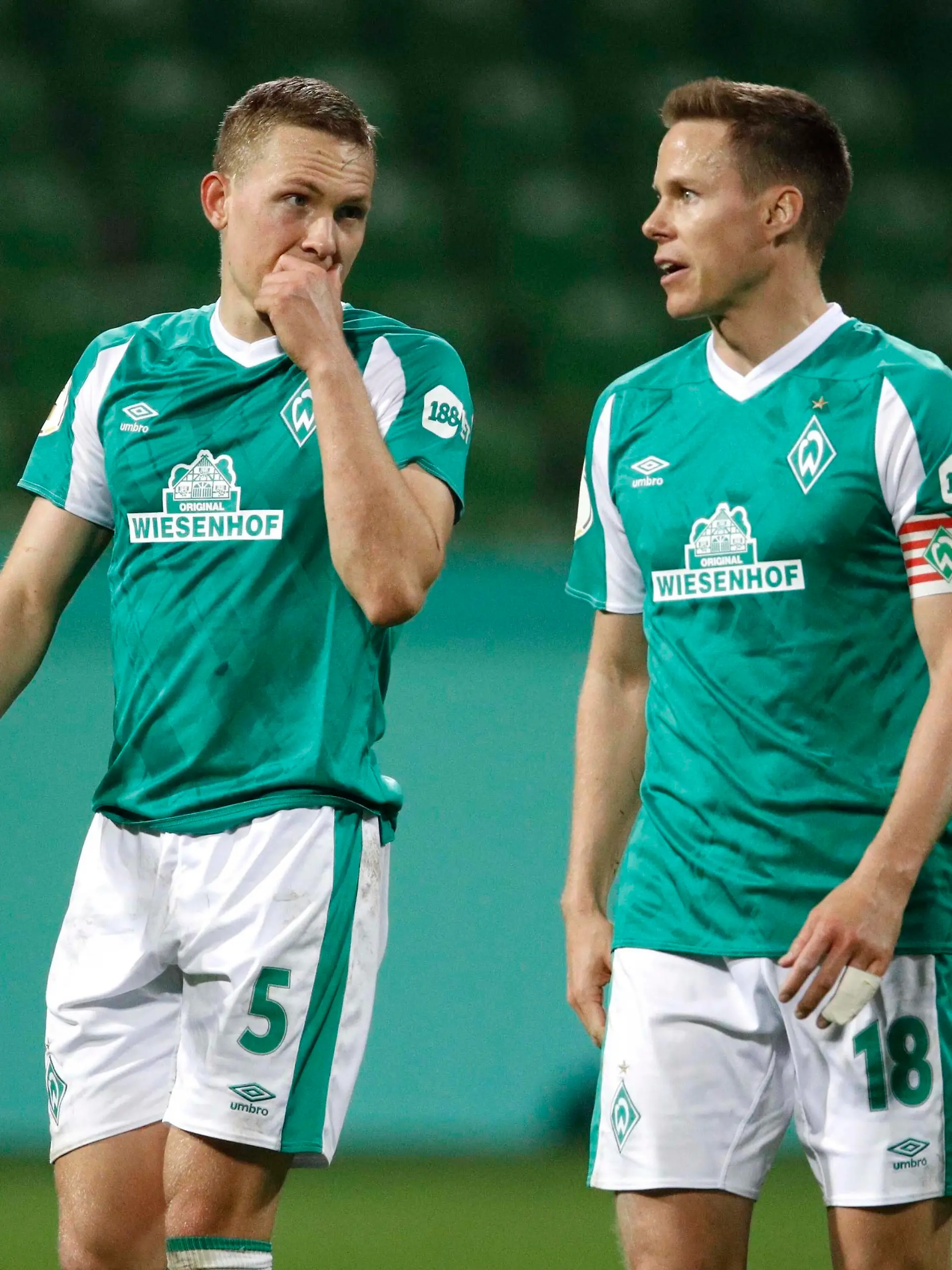  30.04.2021, wohninvest WESERSTADION, Bremen, GER, DFB POKAL, Achtelfinale, SV Werder Bremen vs RB Leipzig, im Bild Ludwig Augustinsson 5, Bremen und Niklas Moisander 18, Bremen sind nach der Niederlage gegen Leipzig enttaeuscht Wichtiger Hinweis: Der DFB untersagt die Verwendung von Sequenzbildern im Internet und in Online-Medien waehrend des Spiels einschließlich Halbzeit. Sperrfrist Der DFB erlaubt die Publikation und Weiterverwertung der Bilder auf mobilfunkfaehigen Endgeraeten insbesondere MMS und ueber DVB-H und DMB erst nach Spielende. SV Werder Bremen vs RB Leipzig *** 30 04 2021, wohninvest WESERSTADION, Bremen, GER, DFB POKAL, Round of 16, SV Werder Bremen vs RB Leipzig, pictured Ludwig Augustinsson 5, Bremen and Niklas Moisander 18, Bremen are disappointed after the defeat against Leipzig Important notice The DFB prohibits the use of sequence pictures on the Internet and in online media during the match including half-time blackout period The DFB allows the publication and further use of the pictures on mobile devices, especially MMS and via DVB H and DMB only after the end of the match SV Werder Bremen vs RB Leipzig