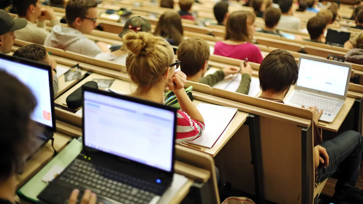 Studenten der Wirtschaftswissenschaften sitzen am 15.10.2014 in einer Vorlesung an der Universität Leipzig (Sachsen). An Sachsens Universitäten und Hochschulen haben sich zum Wintersemester 2014/2015 bisher mehr als 18 500 Studienanfänger immatrikuliert. Die sächsischen Hochschulen sind auch bei Westdeutschen und Ausländern (zum Beispiel aus China) beliebt, wie die hohen Einschreibezahlen belegen. Foto: Jan Woitas/dpa +++(c) dpa - Bildfunk+++